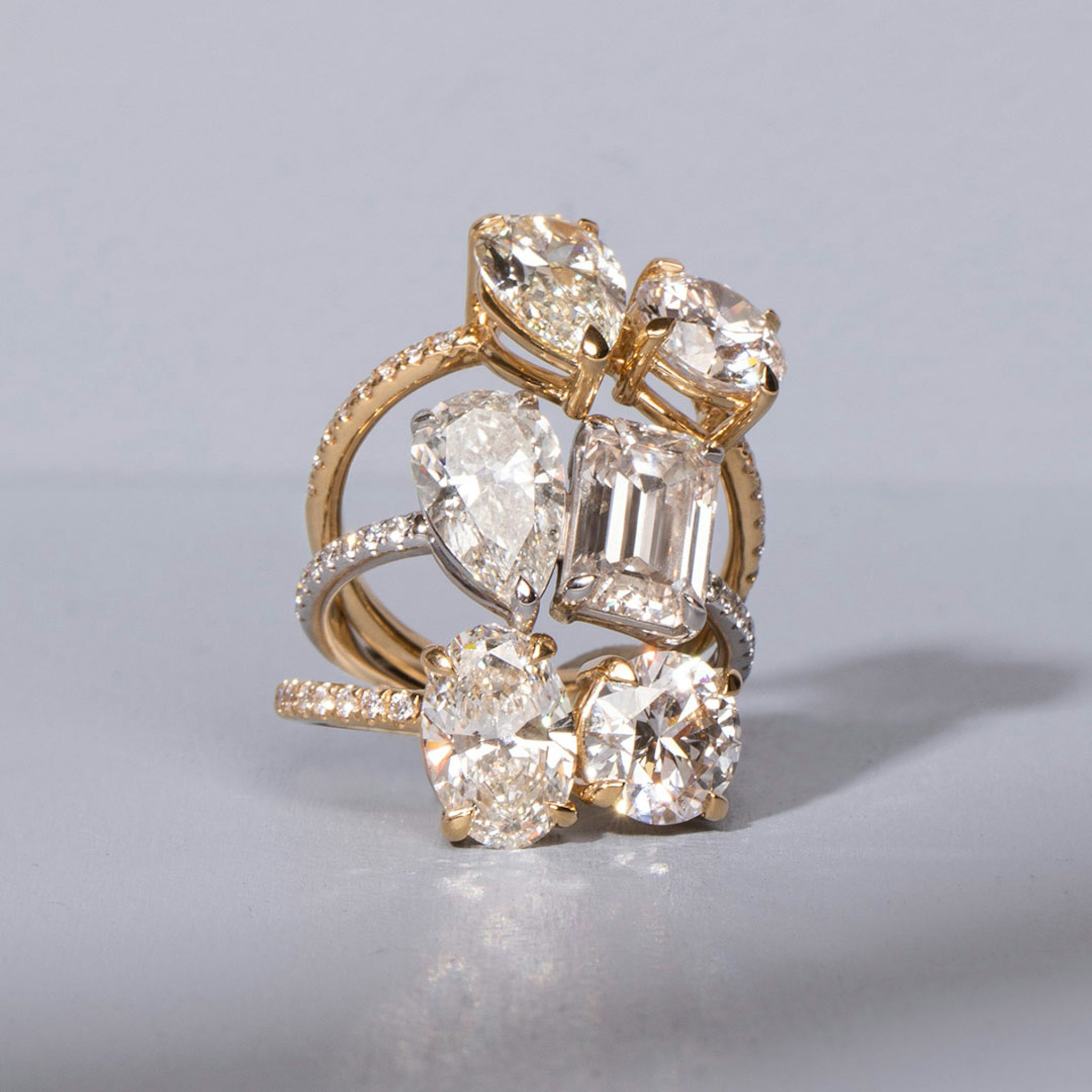 The Toi et Moi | Round Brilliant and Oval | Platinum | bandAccent: Pavé | diamondOrientation: vertical | caratWeight: other