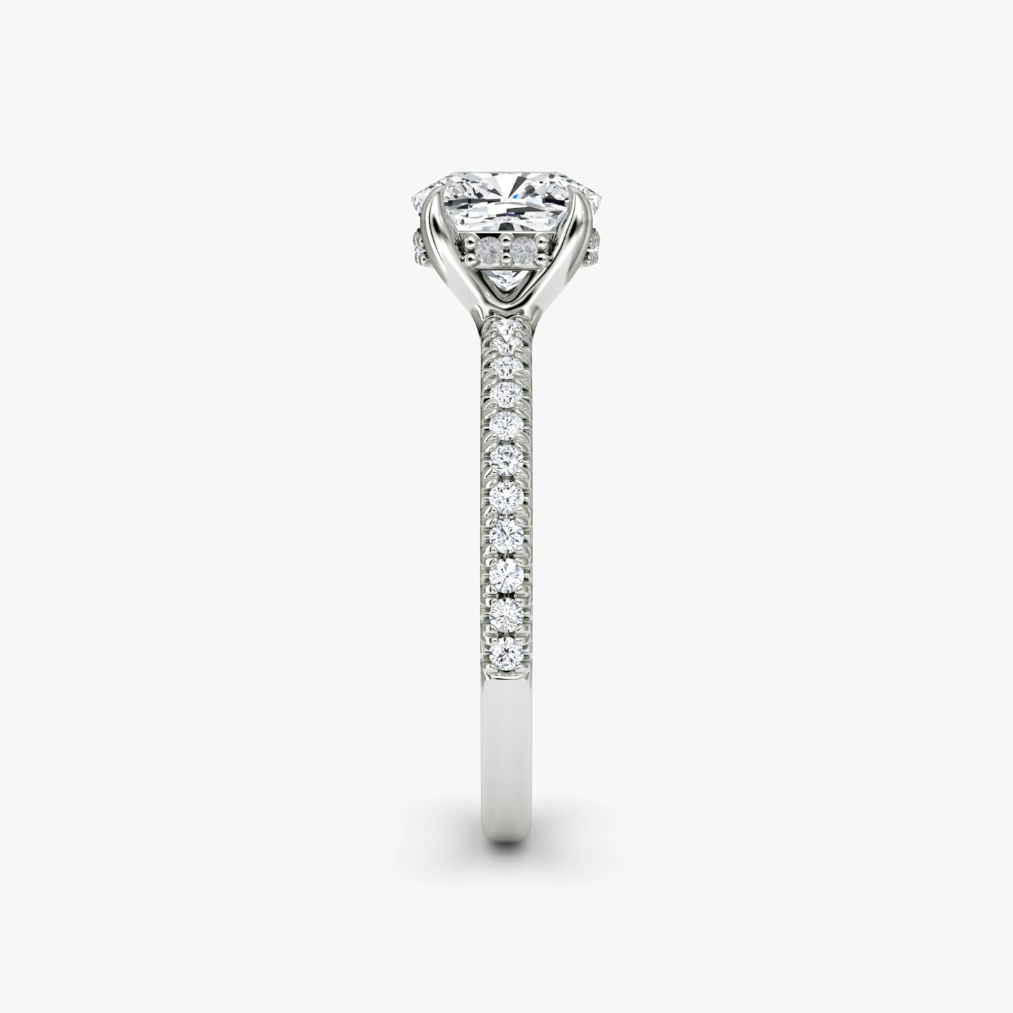 Floating Solitaire | Cushion | Platin | bandAccent: Mit Pavé-Besatz | diamondOrientation: vertical | caratWeight: other