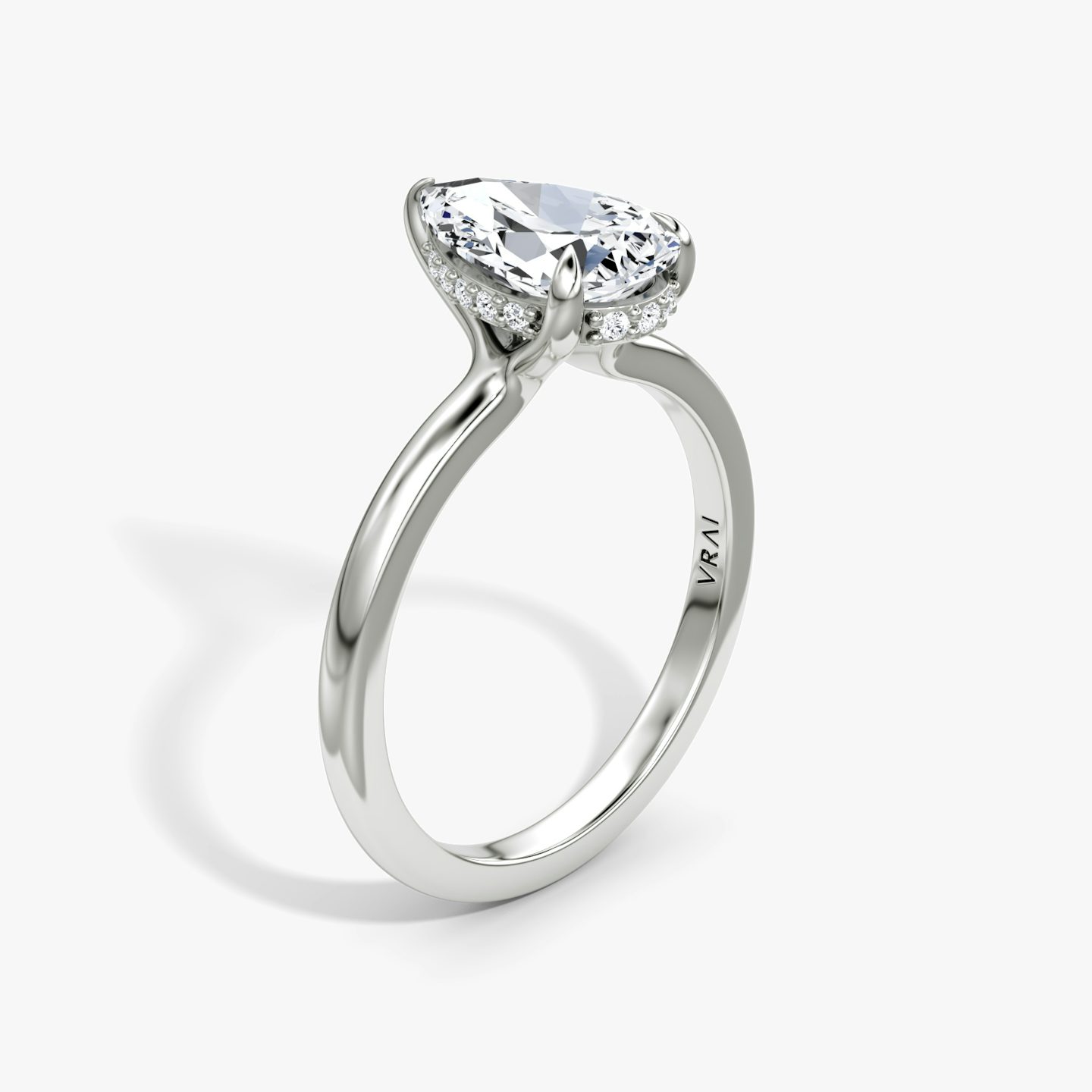 Anillo de compromiso Floating Solitaire | Pera | 18k | Oro blanco | bandAccent: Simple | diamondOrientation: vertical | caratWeight: other