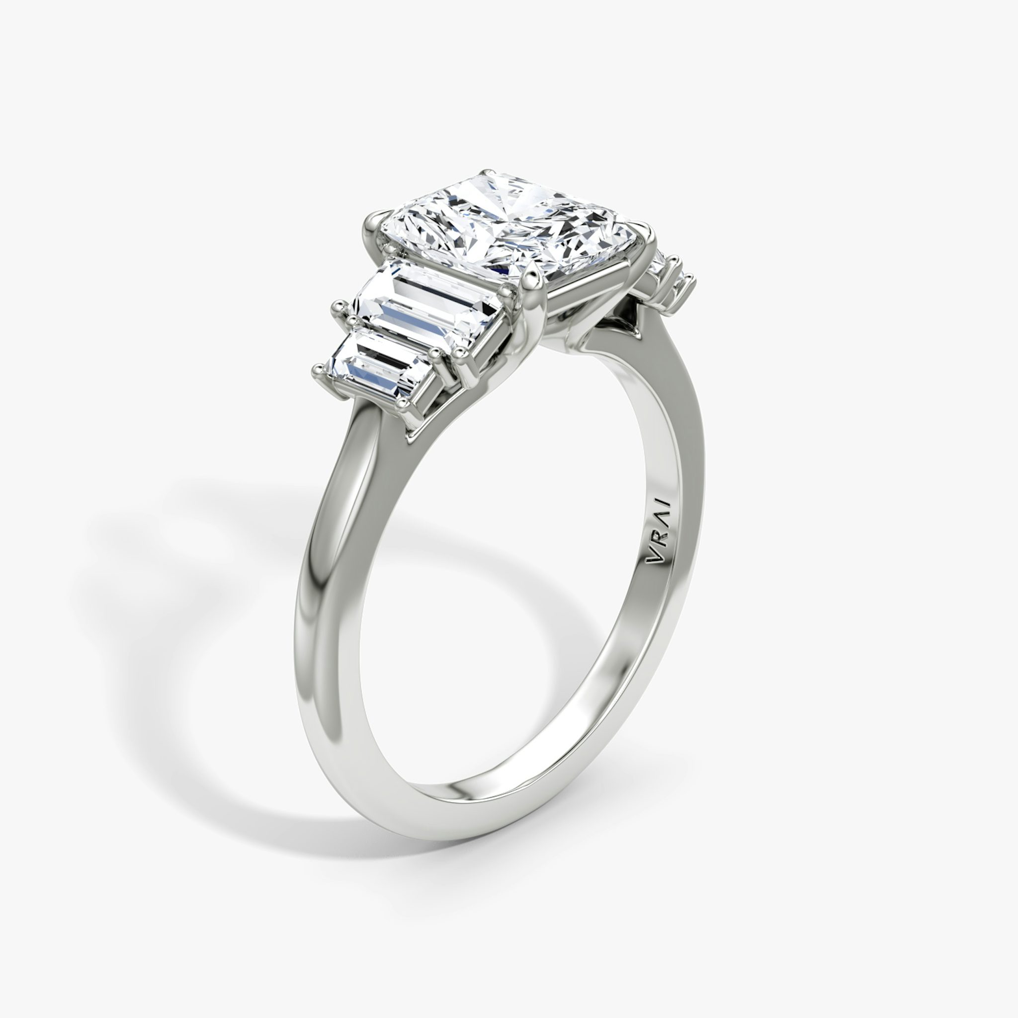 Five Stone Heirloom | Radiant | 18k | Weißgold | bandAccent: Ohne Pavé-Besatz | diamondOrientation: vertical | caratWeight: other