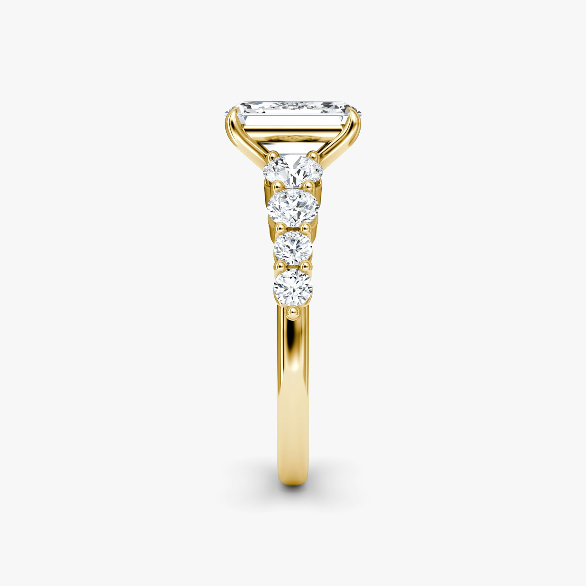 The Graduated Band | Emerald | 18k | Yellow Gold | bandAccent: Plain | diamondOrientation: vertical | caratWeight: other