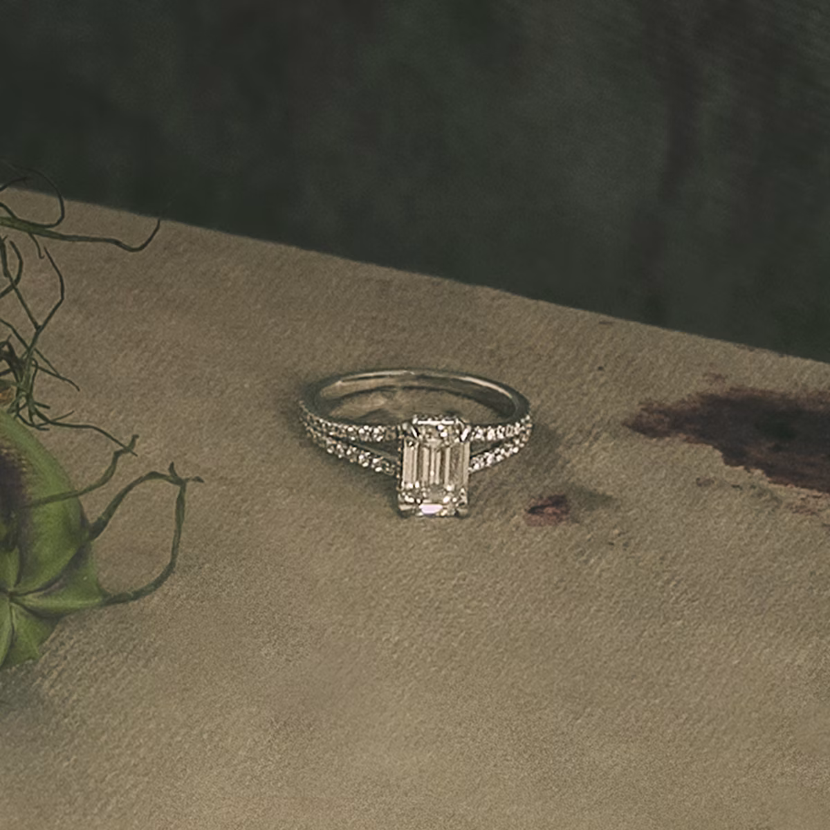 The Floating Split Band | Round Brilliant | Platinum | bandAccent: Pavé | caratWeight: 1.5ct | diamondOrientation: vertical