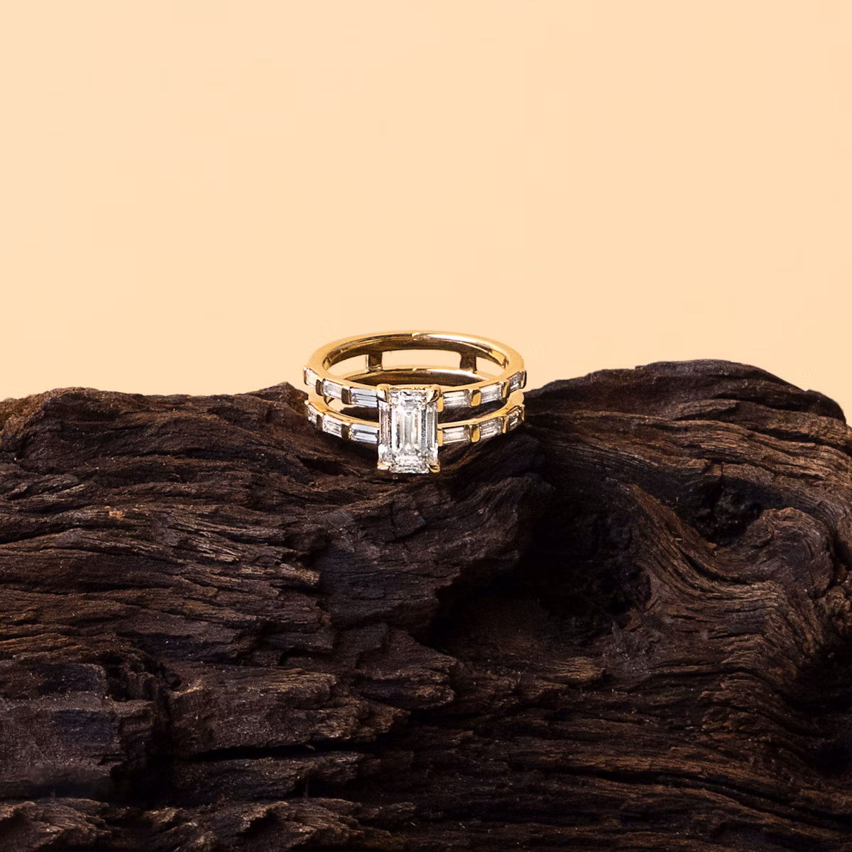 The Double Band | Emerald | 18k | Yellow Gold | bandAccent: Pavé | bandStoneShape: Baguette | diamondOrientation: vertical | caratWeight: other