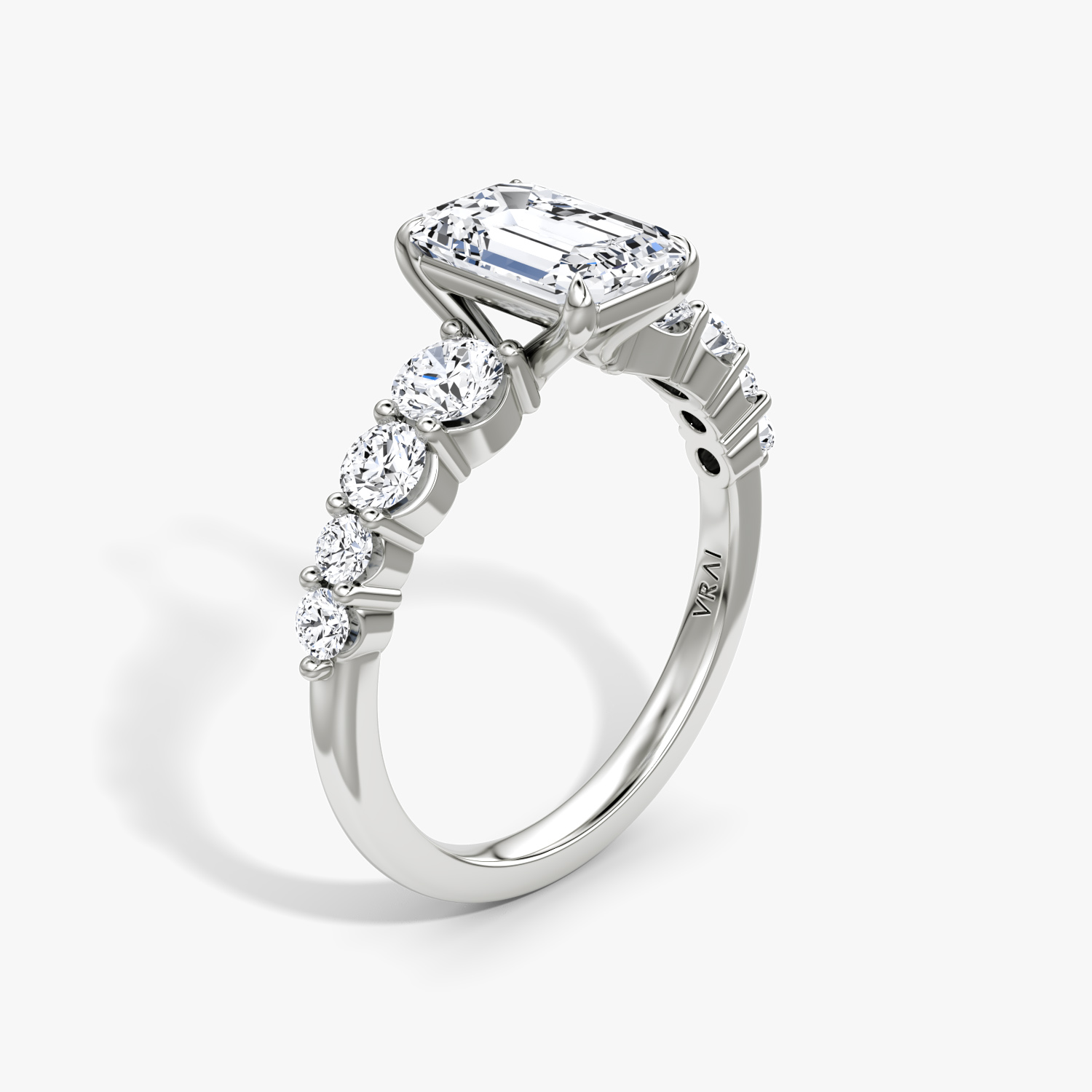 Anillo de compromiso Graduated | Esmeralda | Platino | bandAccent: Simple | diamondOrientation: vertical | caratWeight: other