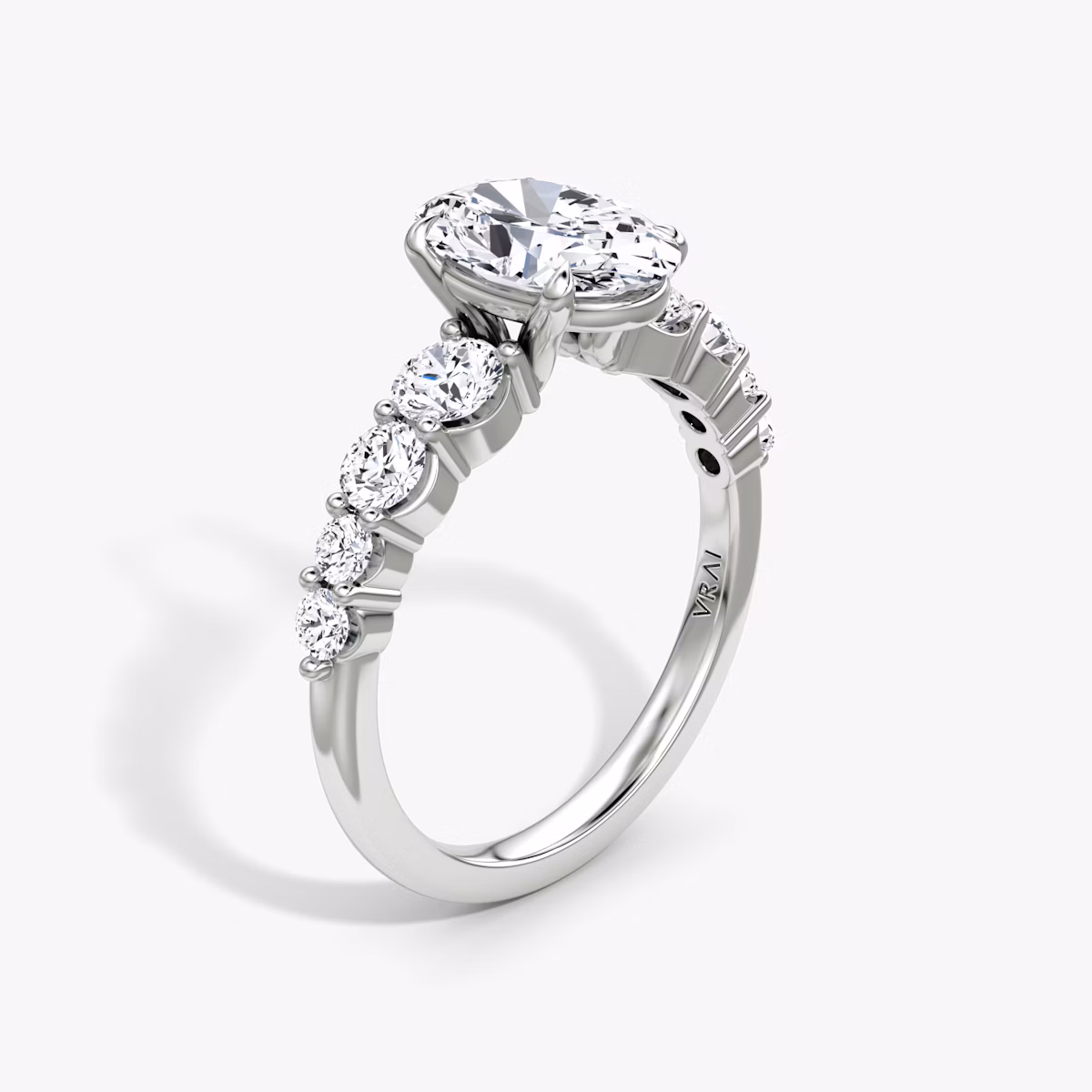 Anillo de compromiso Graduated | Oval | Platino | bandAccent: Simple | diamondOrientation: vertical | caratWeight: other