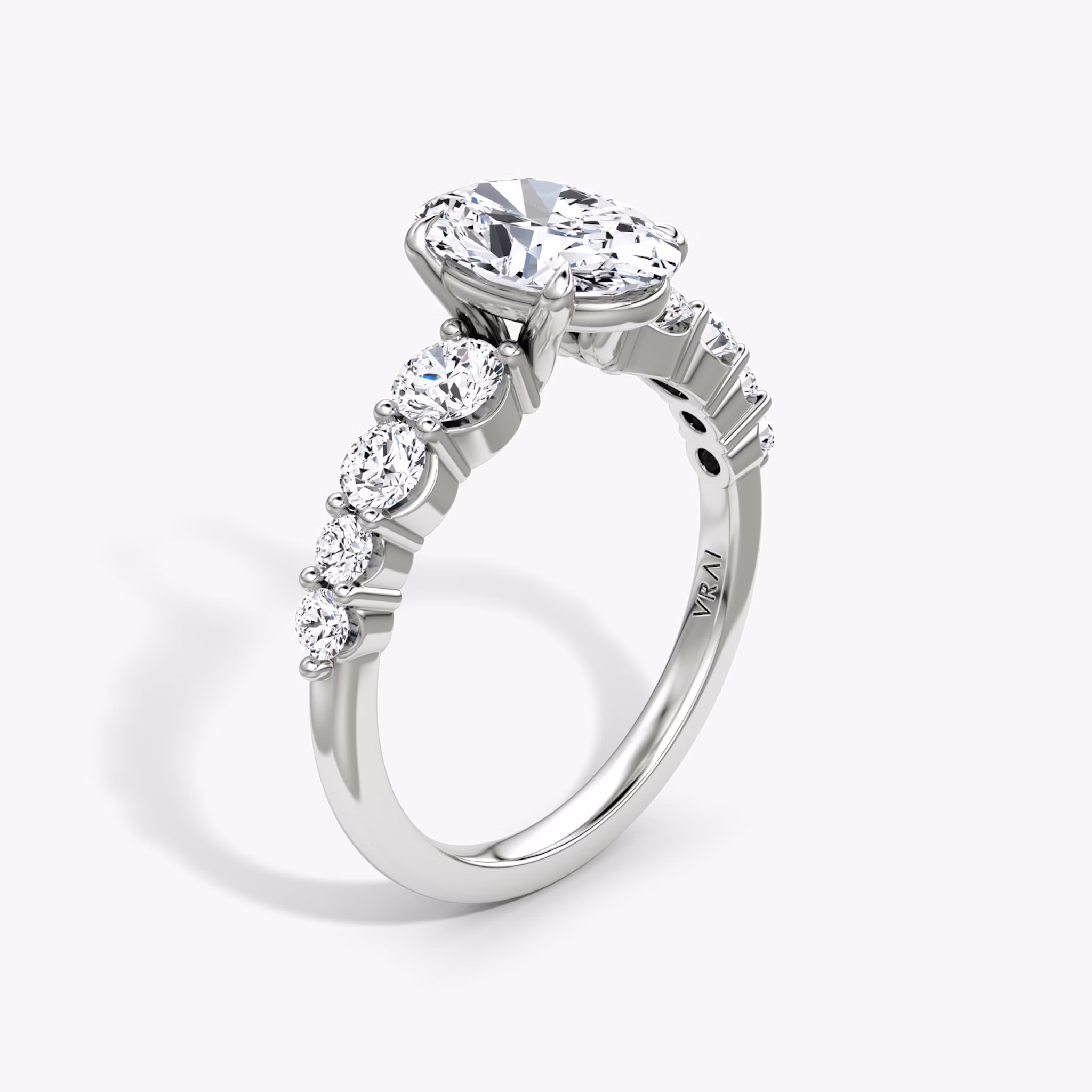 Anillo de compromiso Graduated | Oval | Platino | bandAccent: Simple | diamondOrientation: vertical | caratWeight: other