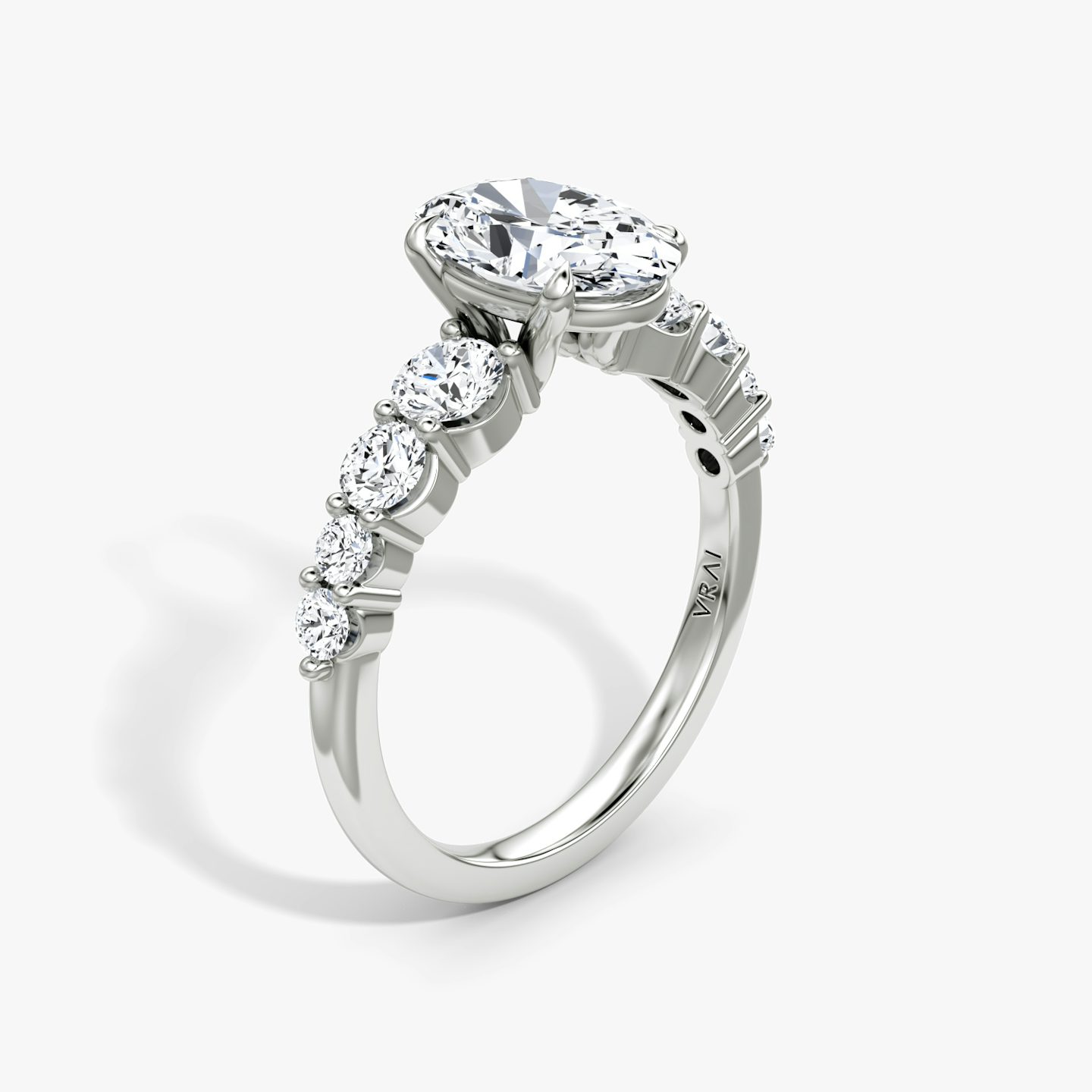 Anillo de compromiso Graduated | Oval | Platino | bandAccent: Simple | diamondOrientation: vertical | caratWeight: other