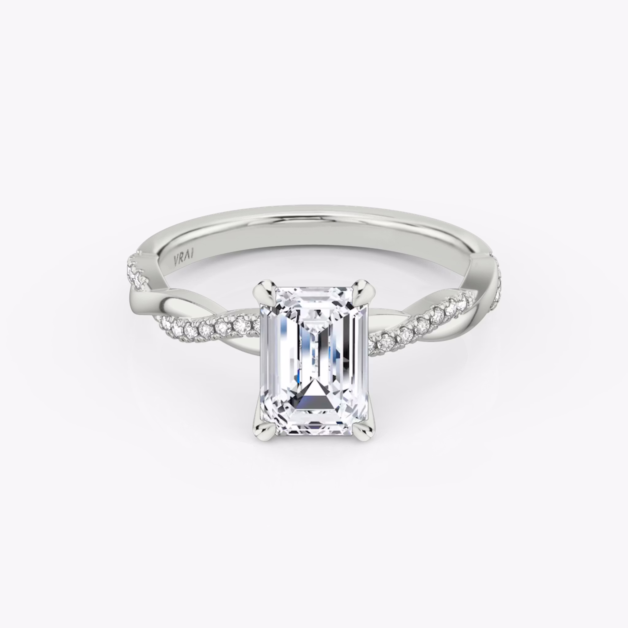 Anillo de compromiso Twisted Classic | Esmeralda | Platino | bandAccent: Pavé twisted | diamondOrientation: vertical | caratWeight: other