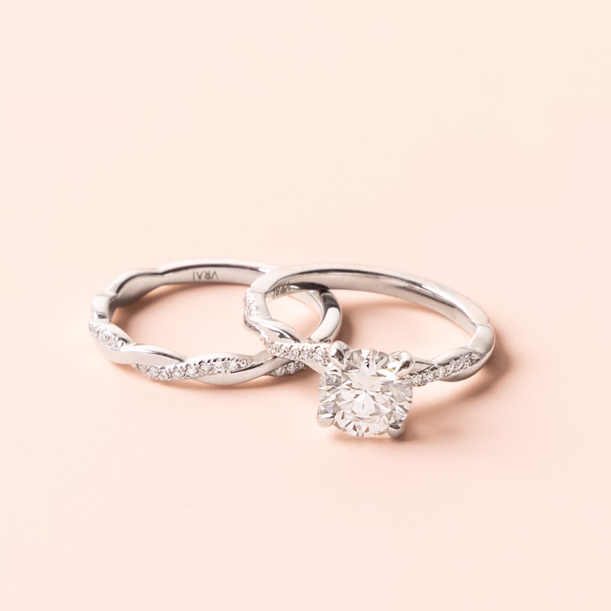 The Twisted Band | 18k | White Gold | bandAccent: Double pavé