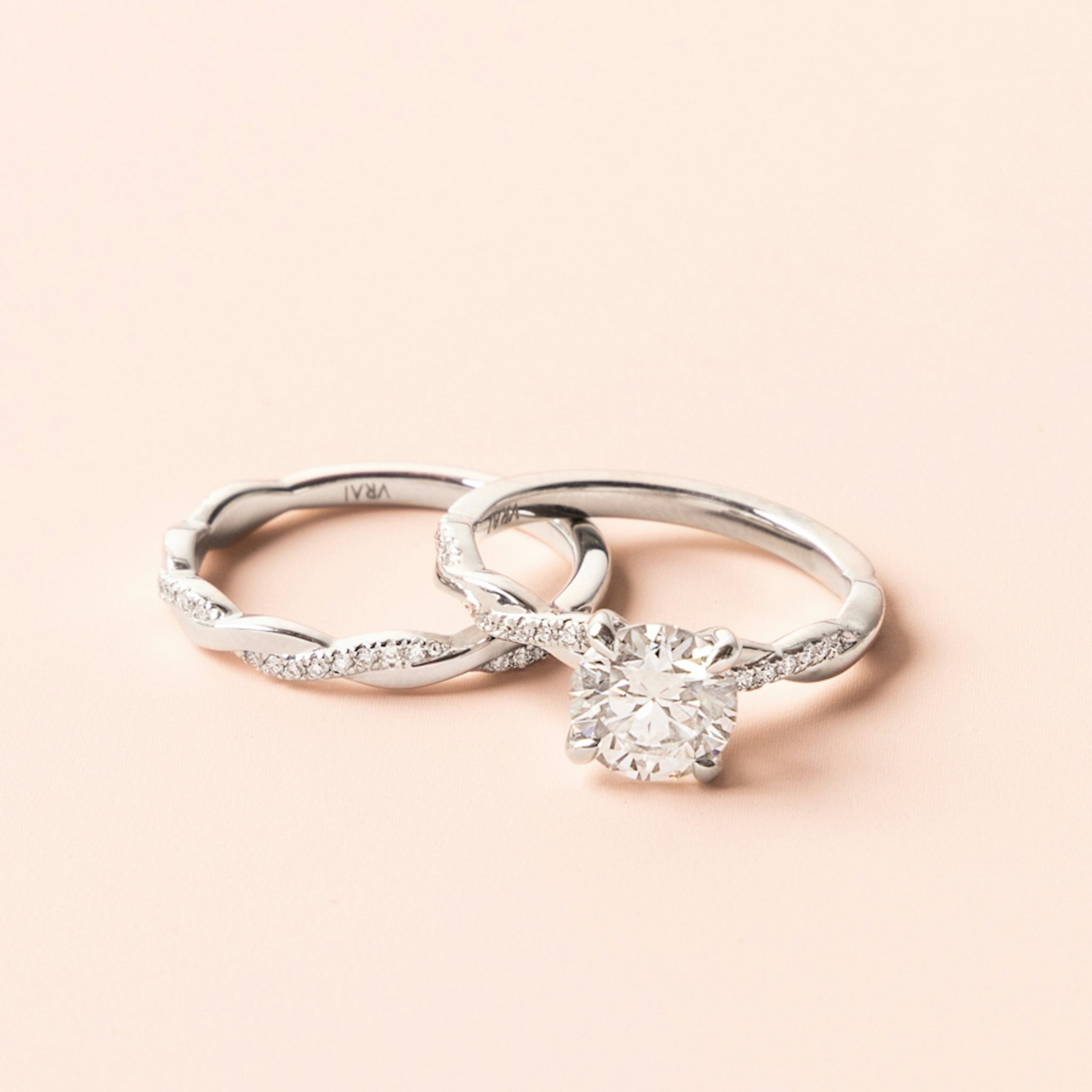 The Twisted Band | 18k | White Gold | bandAccent: Double pavé