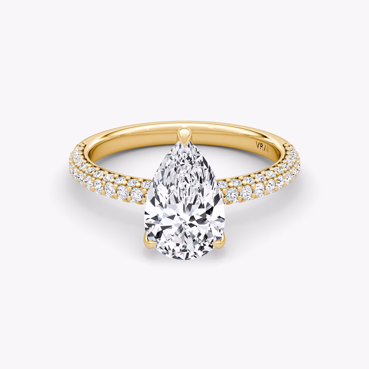 Anillo de compromiso Pavé Dome | Pera | 18k | Oro amarillo | bandAccent: Pavé | diamondOrientation: vertical | caratWeight: other
