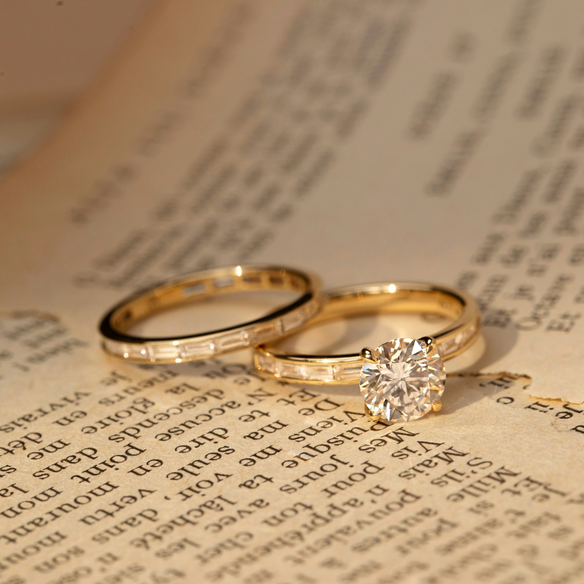 Anillo de compromiso Devotion | Brillante | 18k | Oro amarillo | bandAccent: Pavé | bandStoneShape: Baguette | bandStoneStyle: original | caratWeight: other | diamondOrientation: vertical