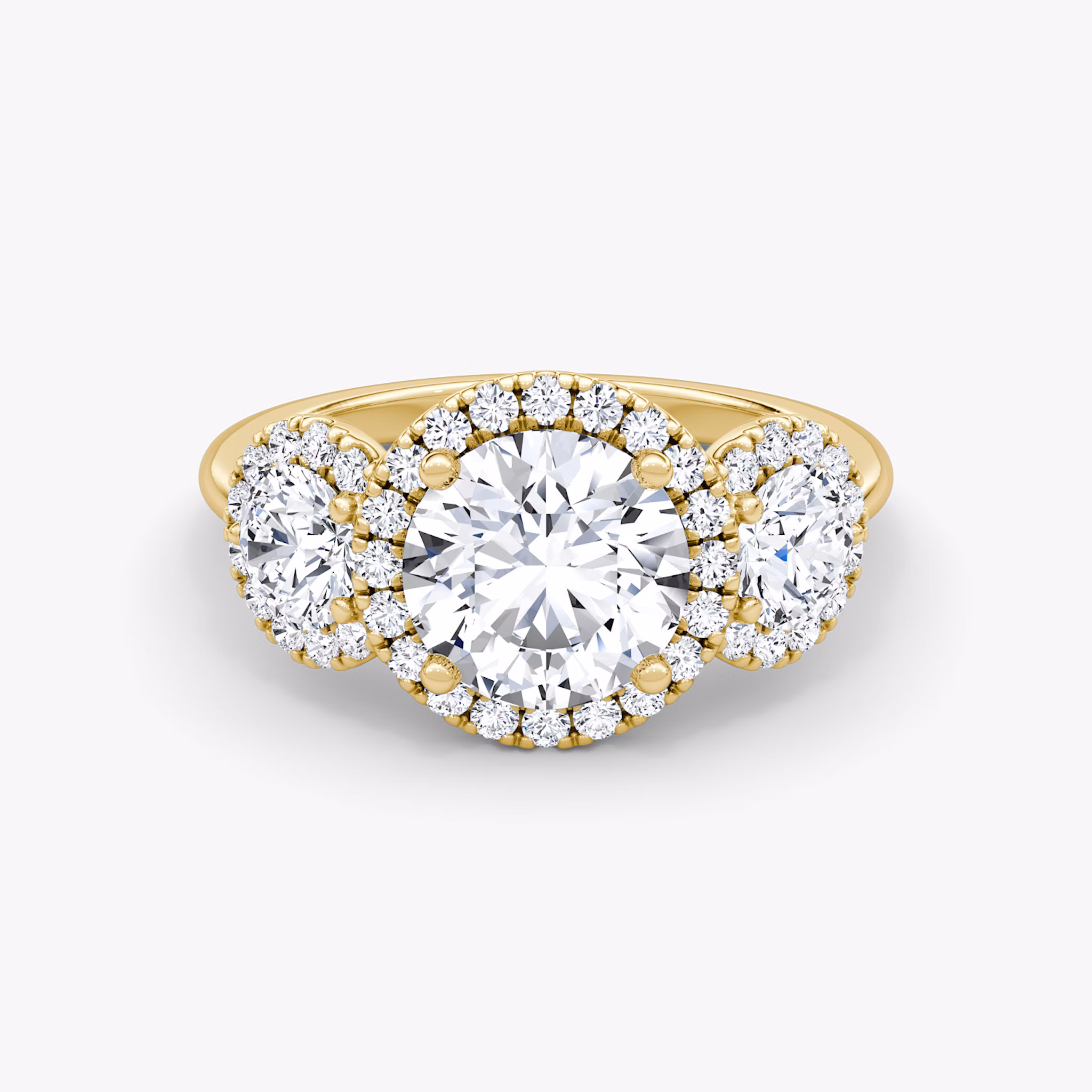 Anillo de compromiso Three Stone Halo | Brillante | 18k | Oro amarillo | bandAccent: Simple | caratWeight: other | sideStoneCarat: 0.25ct | diamondOrientation: vertical