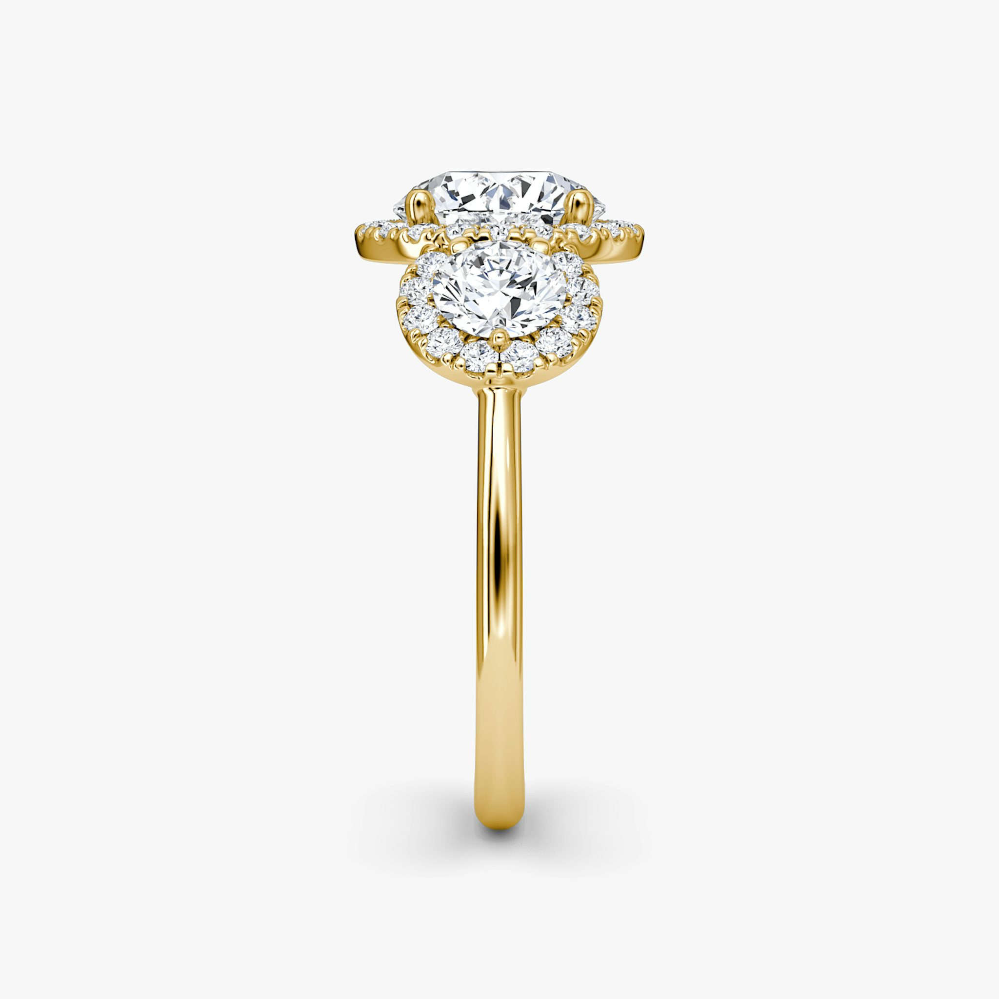 Anillo de compromiso Three Stone Halo | Brillante | 18k | Oro amarillo | bandAccent: Simple | caratWeight: other | sideStoneCarat: 0.25ct | diamondOrientation: vertical