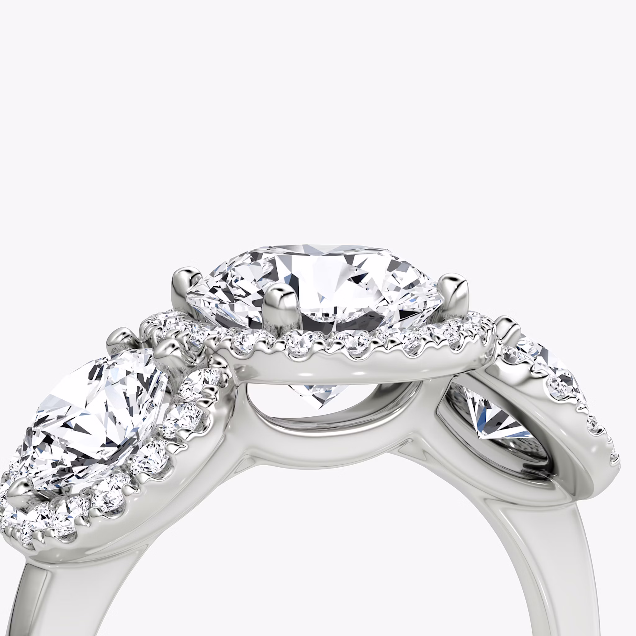 Anillo de compromiso Three Stone Halo | Brillante | Platino | bandAccent: Simple | caratWeight: other | sideStoneCarat: 0.50ct | diamondOrientation: vertical