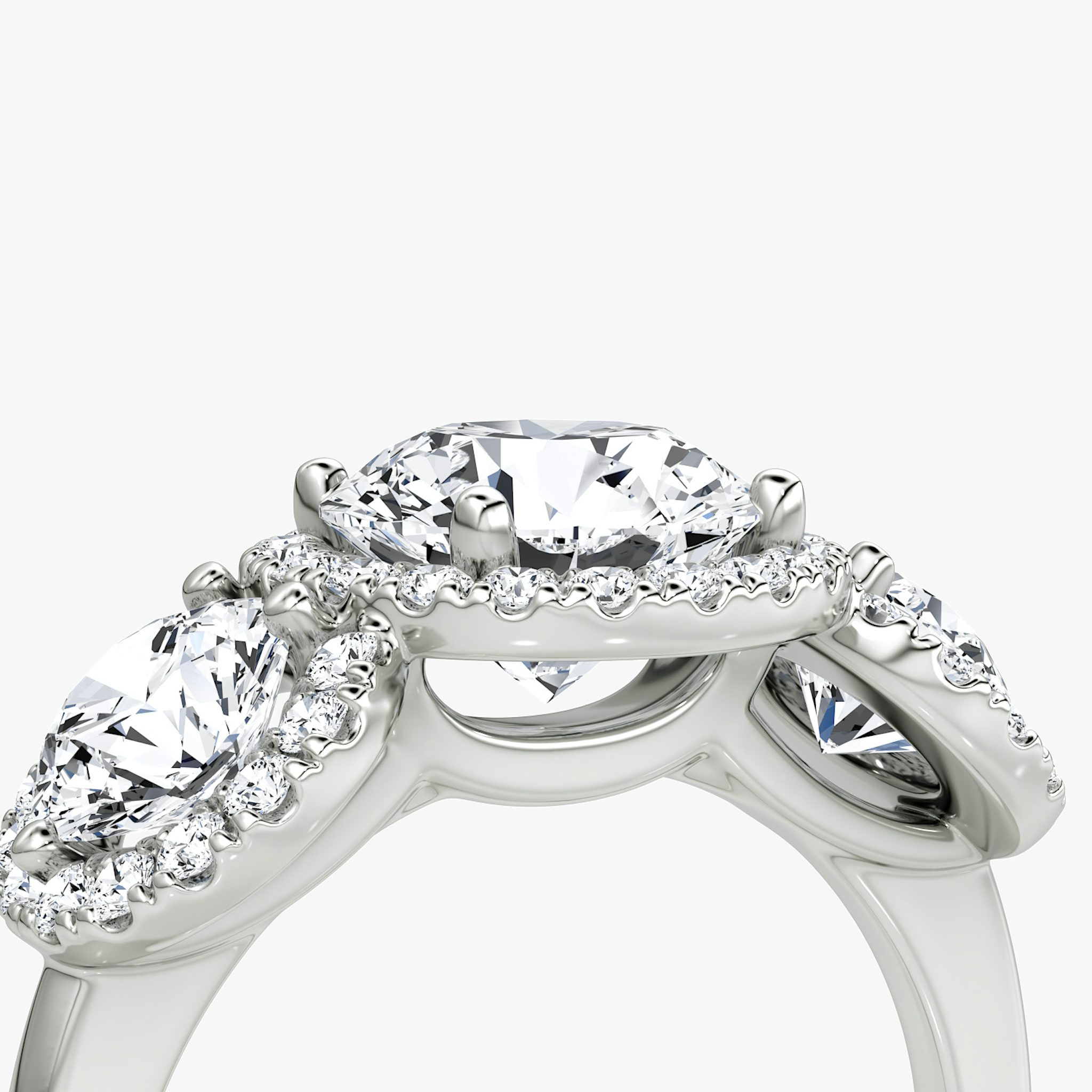 Anillo de compromiso Three Stone Halo | Brillante | Platino | bandAccent: Simple | caratWeight: other | sideStoneCarat: 0.50ct | diamondOrientation: vertical