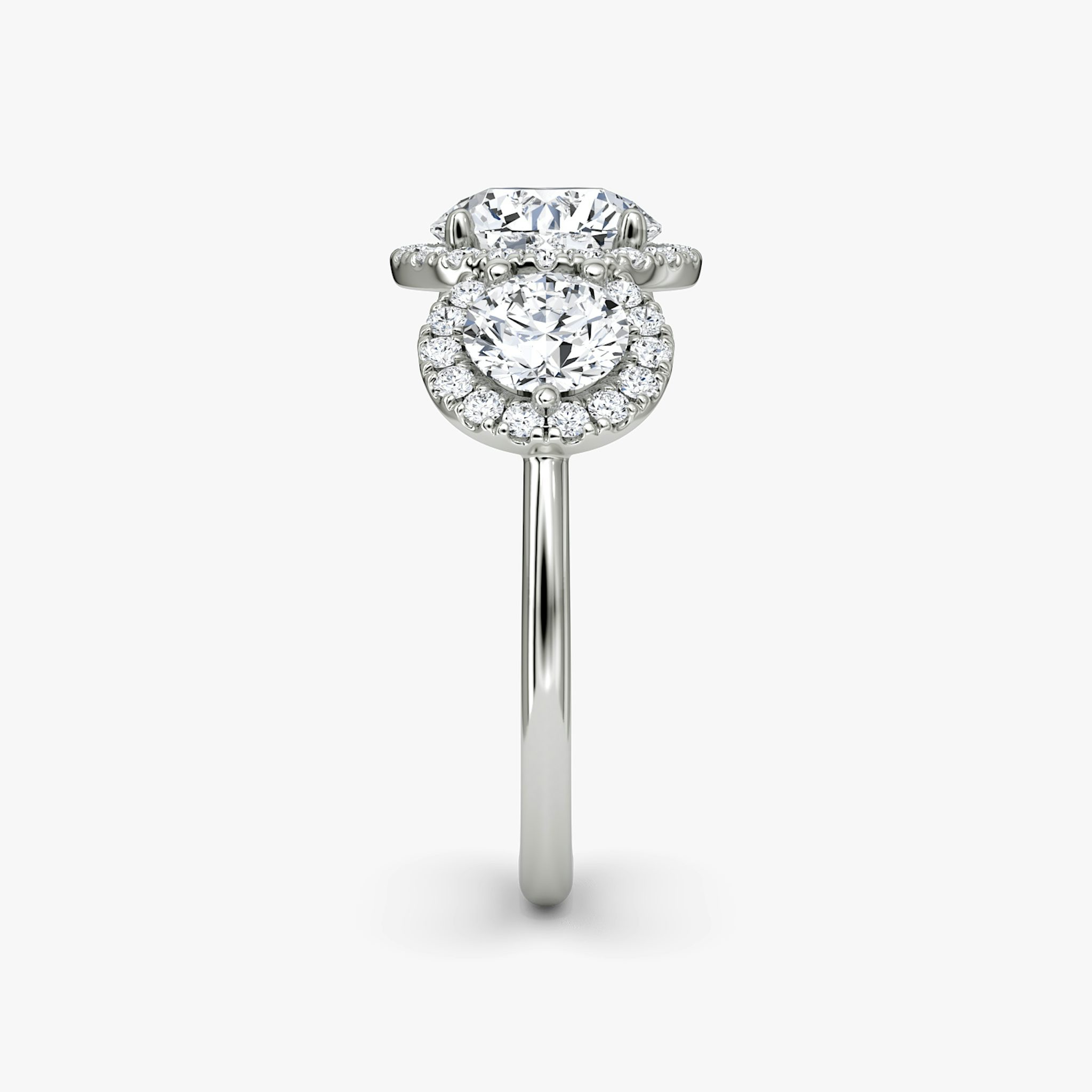 Anillo de compromiso Three Stone Halo | Brillante | Platino | bandAccent: Simple | caratWeight: other | sideStoneCarat: 0.50ct | diamondOrientation: vertical