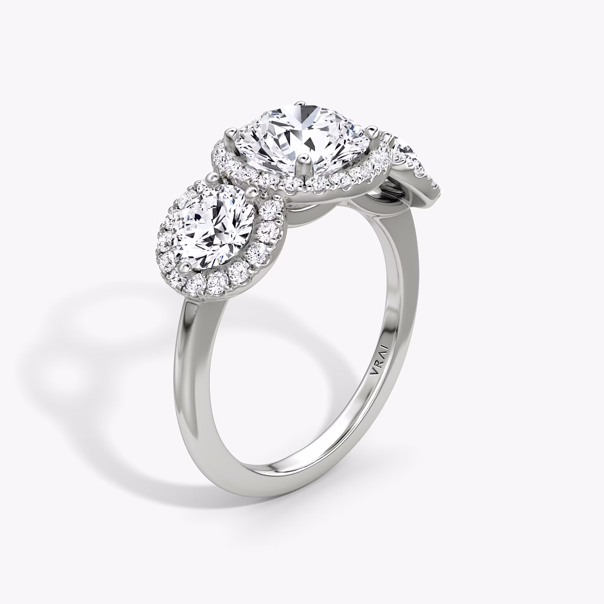Anillo de compromiso Three Stone Halo | Brillante | Platino | bandAccent: Simple | caratWeight: other | sideStoneCarat: 0.50ct | diamondOrientation: vertical