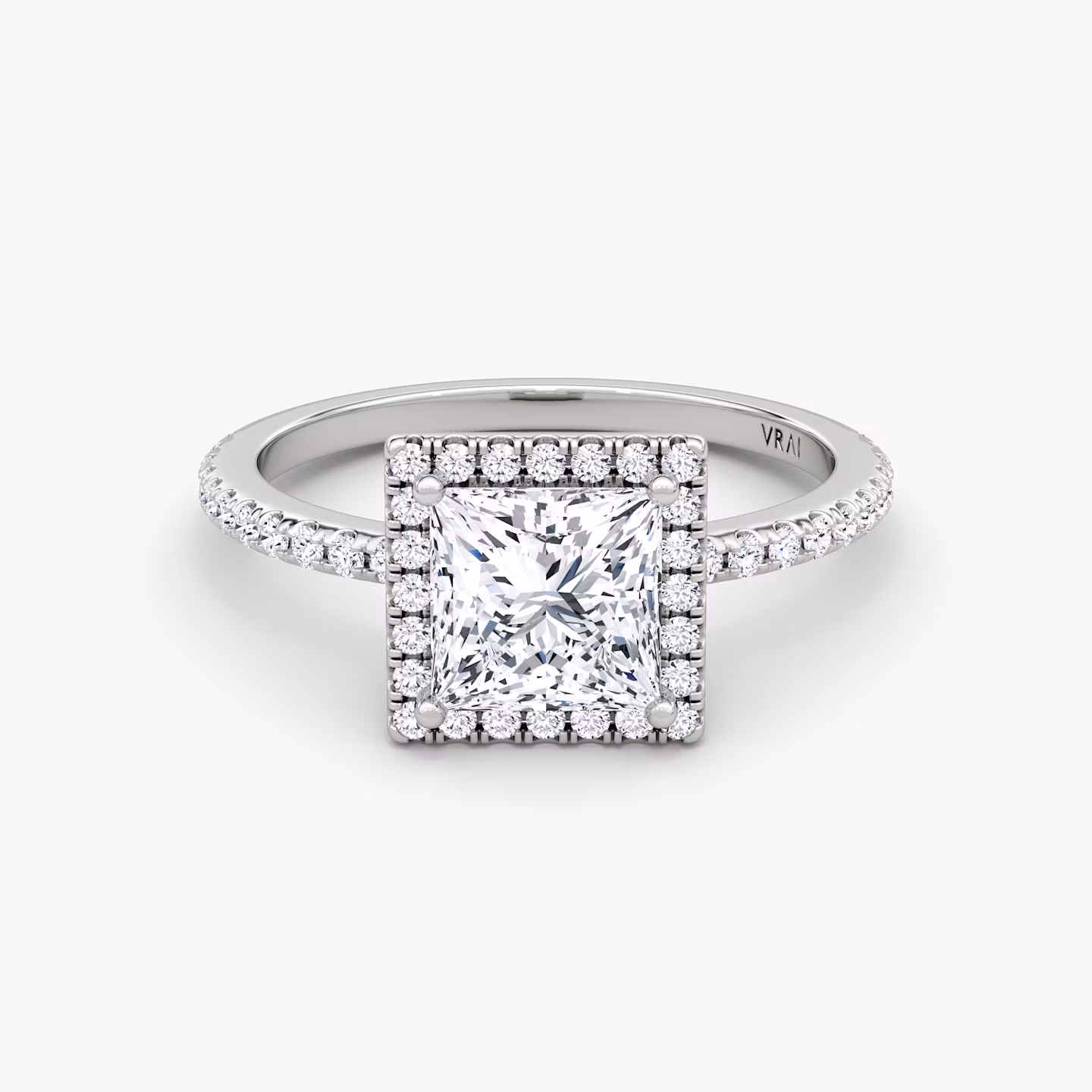 Anillo de compromiso Halo | Princesa | 18k | Oro blanco | bandAccent: Pavé | haloSize: original | diamondOrientation: vertical | caratWeight: other