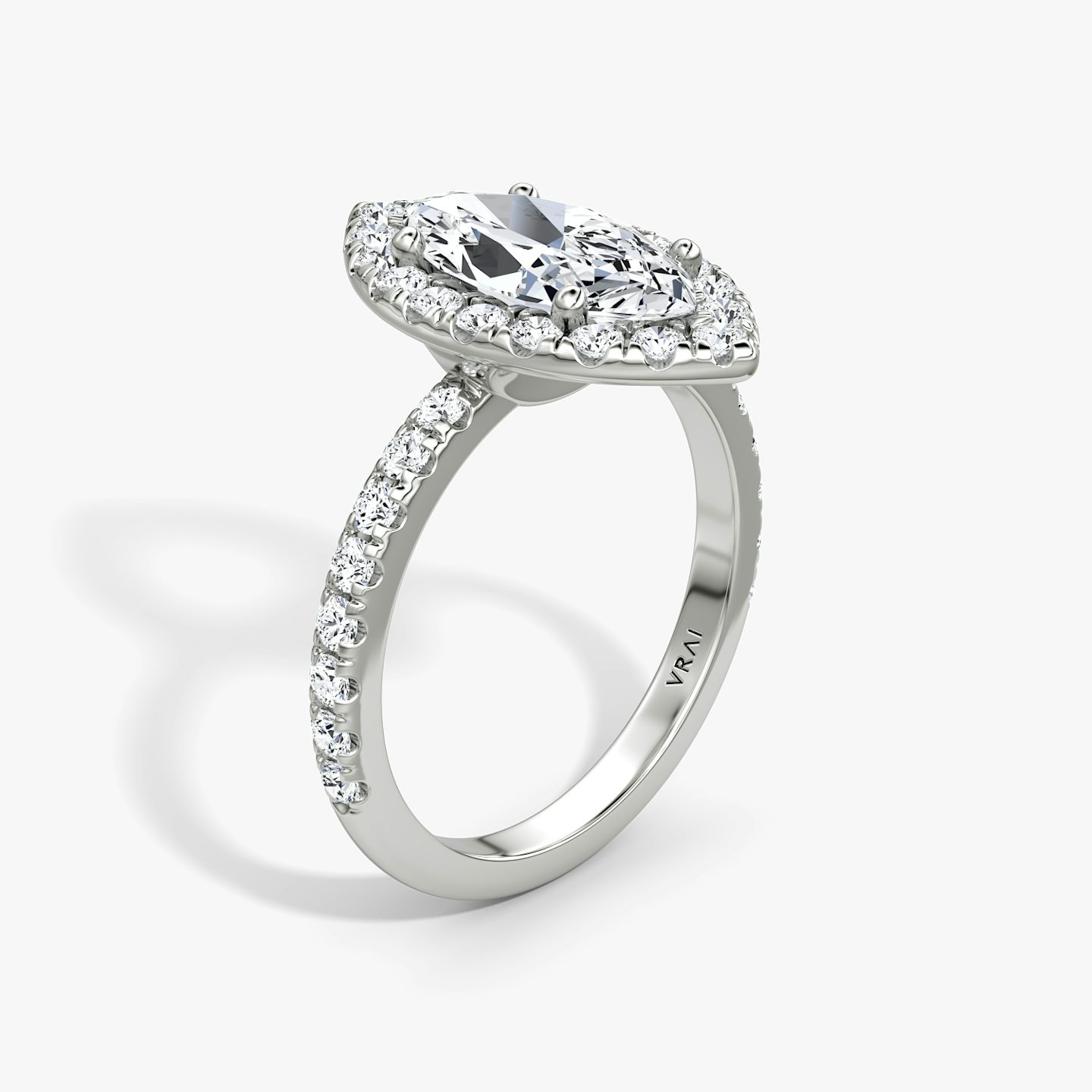 Anillo de compromiso Halo | Marquise | 18k | Oro blanco | bandAccent: Pavé | haloSize: large | diamondOrientation: vertical | caratWeight: other