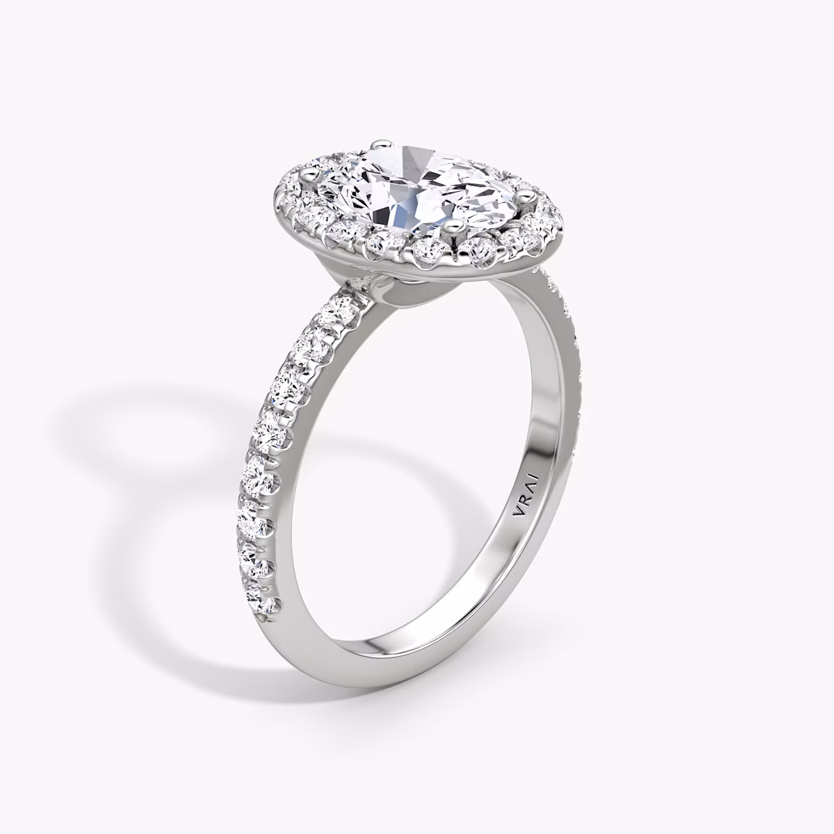 Anillo de compromiso Halo | Oval | Platino | bandAccent: Pavé | haloSize: large | diamondOrientation: vertical | caratWeight: other