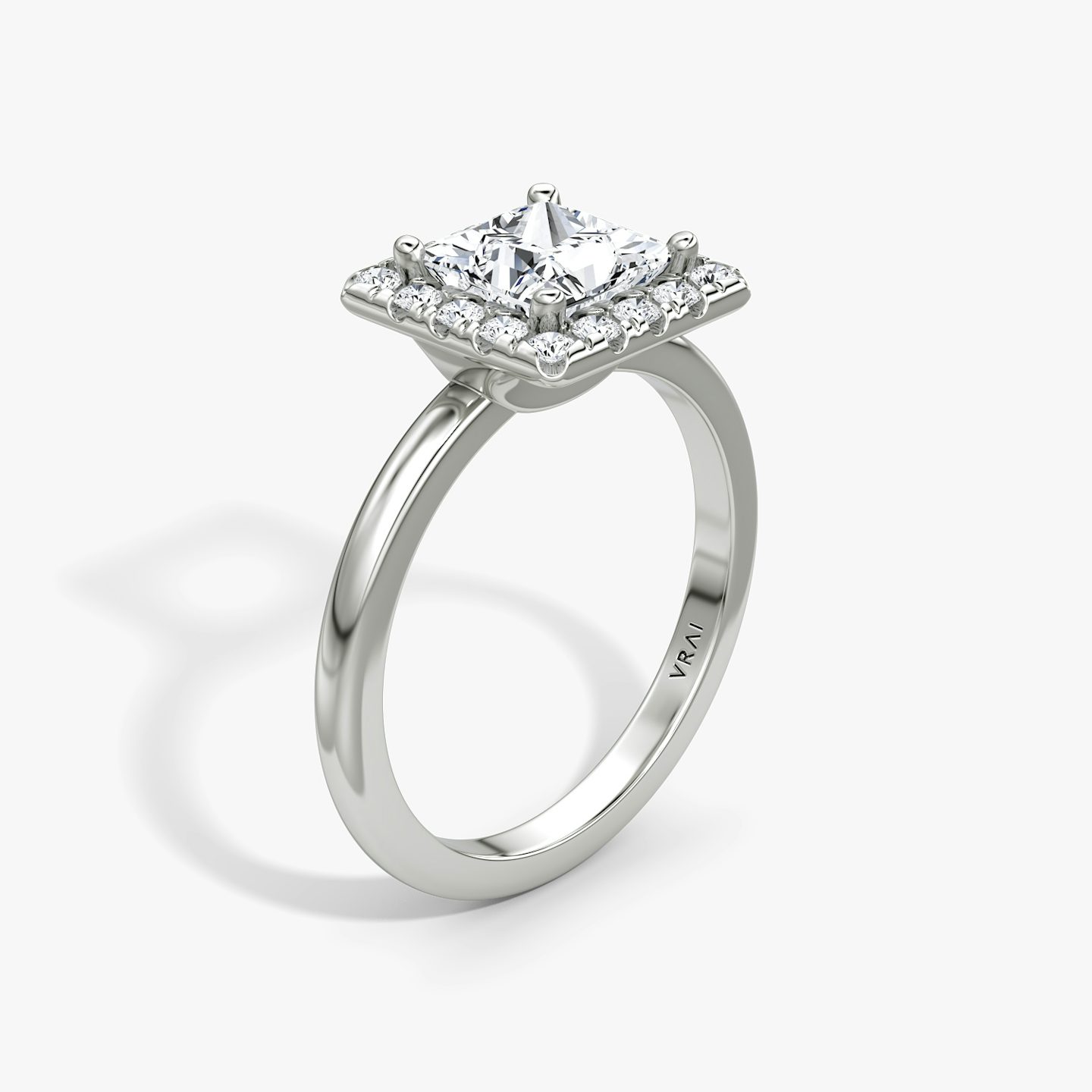 Anillo de compromiso Halo | Princesa | Platino | bandAccent: Simple | haloSize: large | diamondOrientation: vertical | caratWeight: other