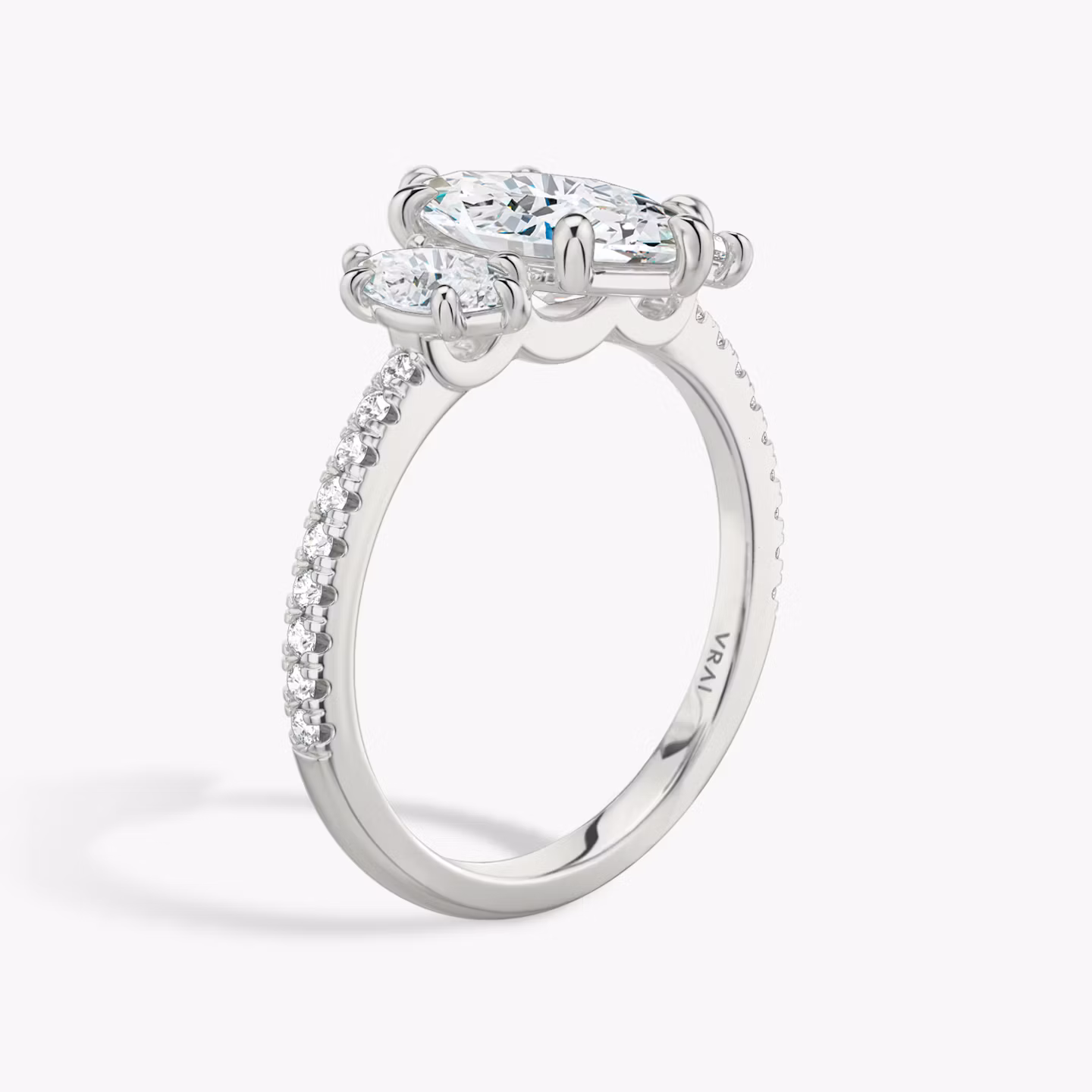 Three Stone | Marquise | Platin | bandAccent: Mit Pavé-Besatz | sideStoneCarat: 0.25ct | sideStoneShape: Marquise | diamondOrientation: vertical | caratWeight: other