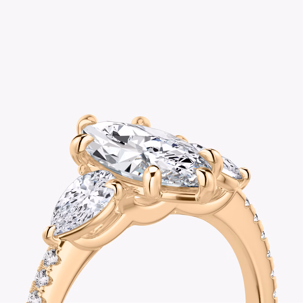 Anillo de compromiso Three Stone | Marquise | 14k | Oro rosa | bandAccent: Pavé | sideStoneCarat: 0.25ct | sideStoneShape: Pera | diamondOrientation: vertical | caratWeight: other
