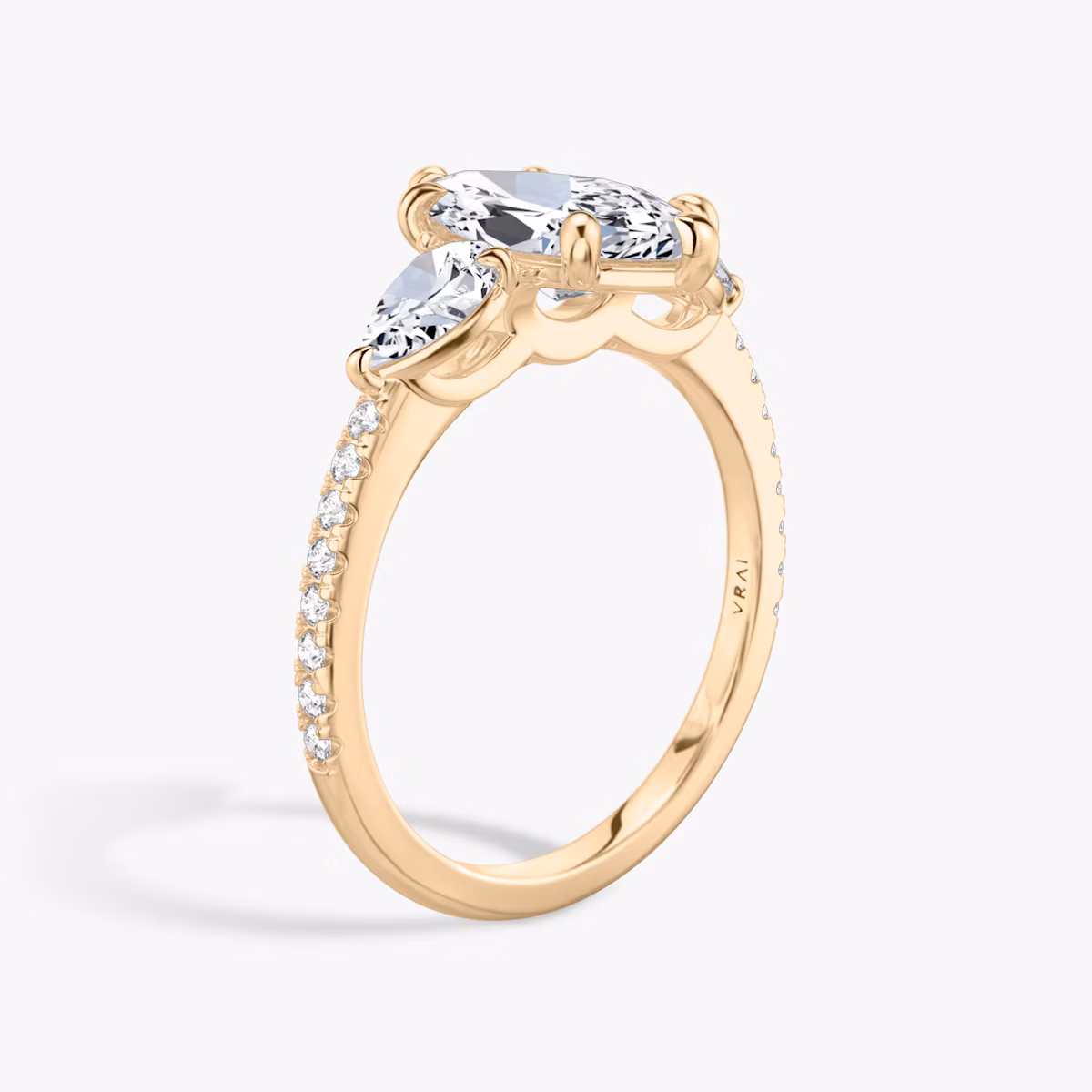 Anillo de compromiso Three Stone | Marquise | 14k | Oro rosa | bandAccent: Pavé | sideStoneCarat: 0.25ct | sideStoneShape: Pera | diamondOrientation: vertical | caratWeight: other