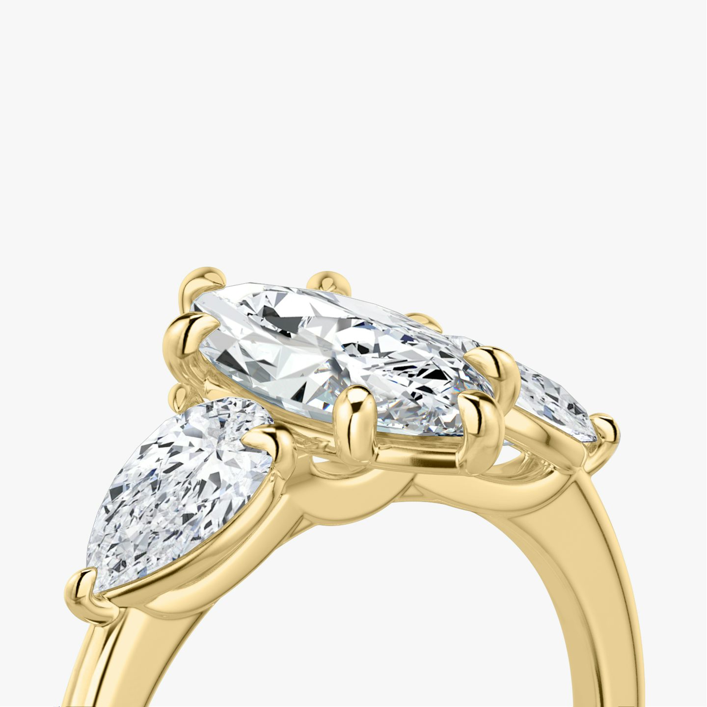 Anillo de compromiso Three Stone | Marquise | 18k | Oro amarillo | bandAccent: Simple | sideStoneCarat: 0.50ct | sideStoneShape: Pera | diamondOrientation: vertical | caratWeight: other