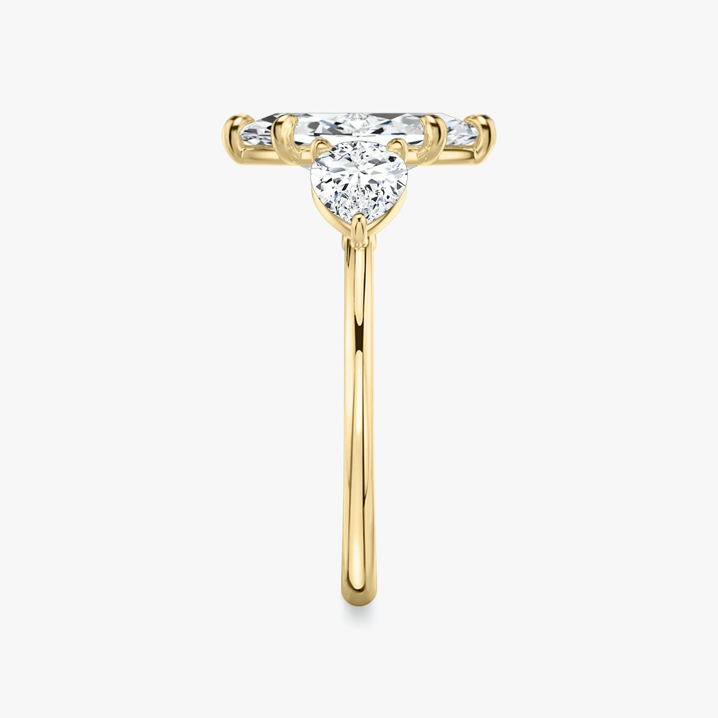 Anillo de compromiso Three Stone | Marquise | 18k | Oro amarillo | bandAccent: Simple | sideStoneCarat: 0.50ct | sideStoneShape: Pera | diamondOrientation: vertical | caratWeight: other