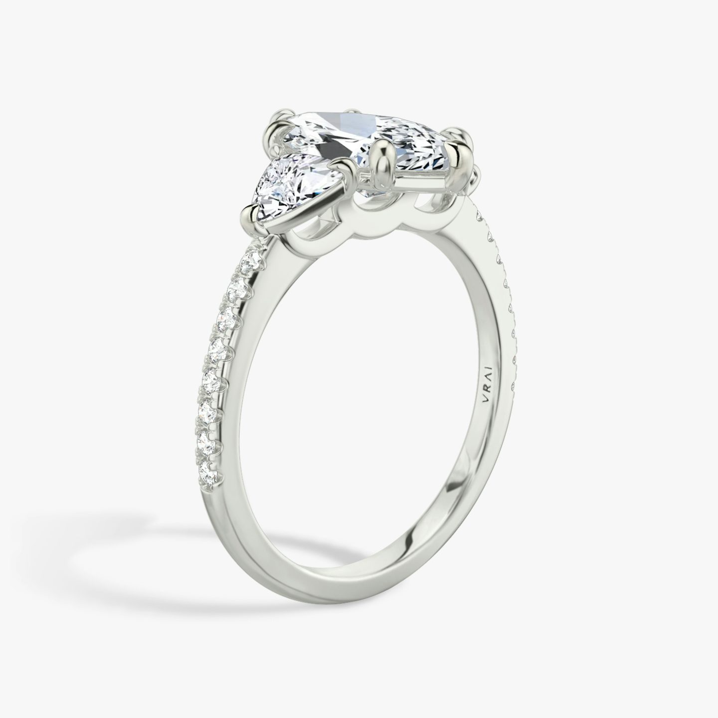 Three Stone | Marquise | Platin | bandAccent: Mit Pavé-Besatz | sideStoneCarat: 0.25ct | sideStoneShape: Trillant | diamondOrientation: vertical | caratWeight: other