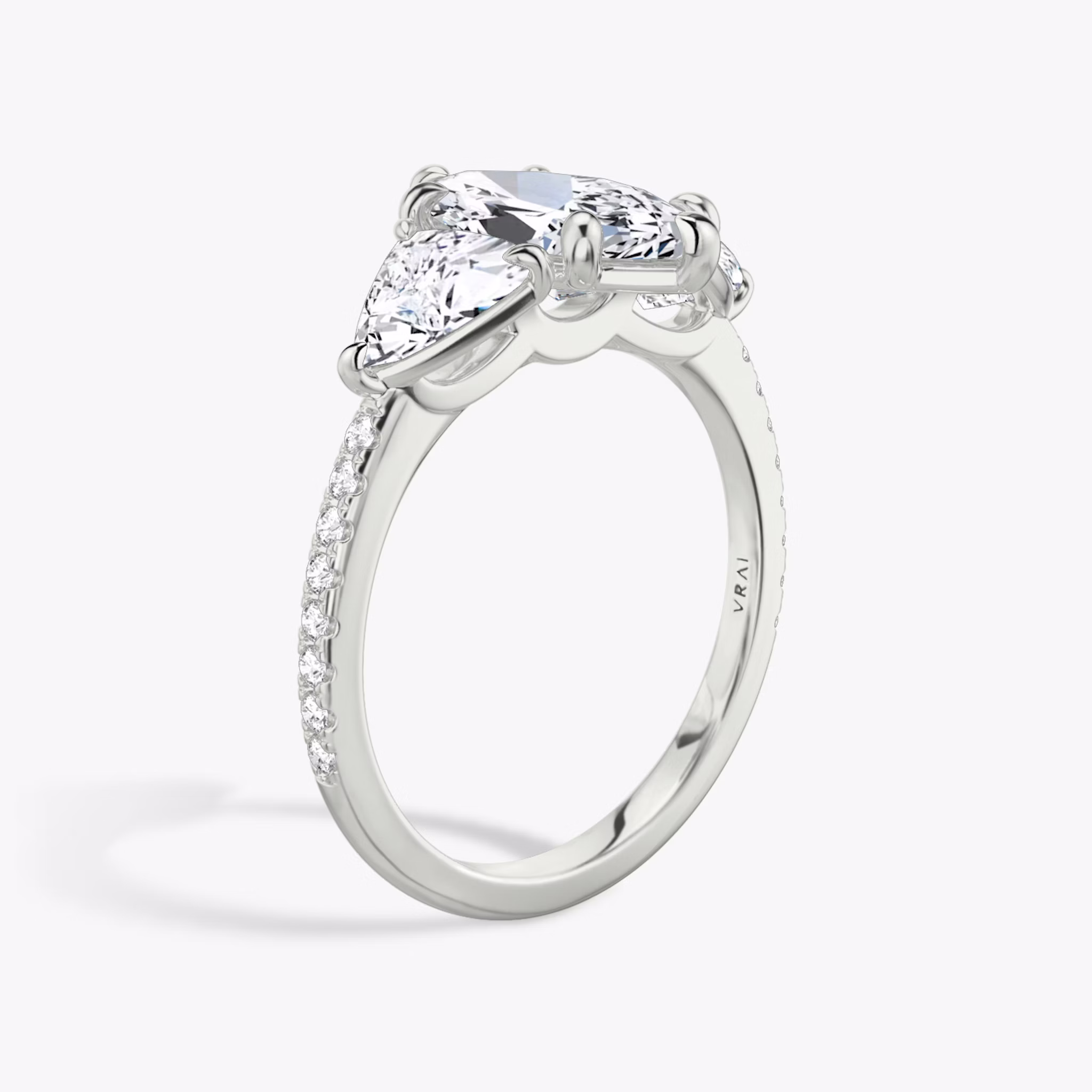 Three Stone | Marquise | 18k | Weißgold | bandAccent: Mit Pavé-Besatz | sideStoneCarat: 0.50ct | sideStoneShape: Trillant | diamondOrientation: vertical | caratWeight: other