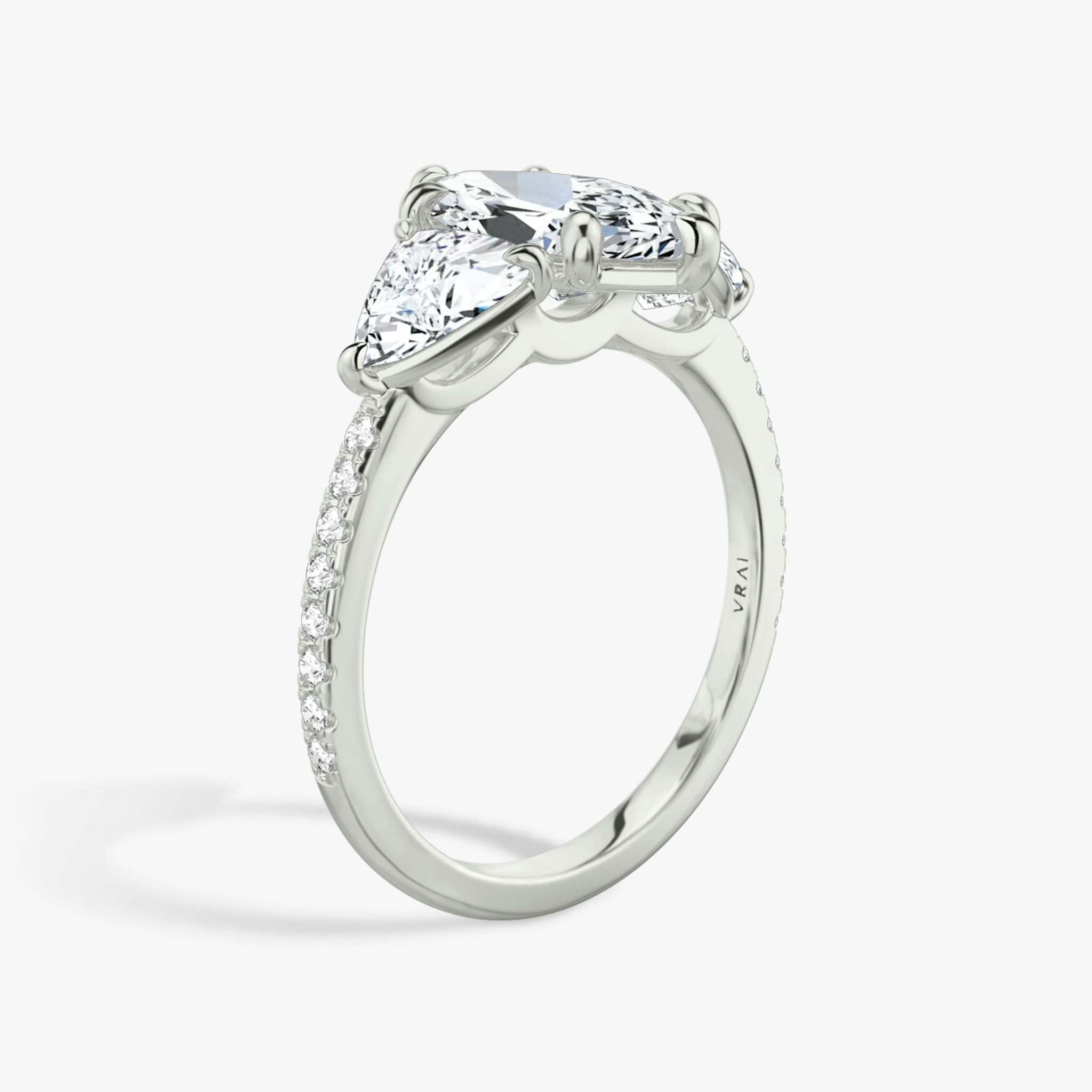 Three Stone | Marquise | 18k | Weißgold | bandAccent: Mit Pavé-Besatz | sideStoneCarat: 0.50ct | sideStoneShape: Trillant | diamondOrientation: vertical | caratWeight: other