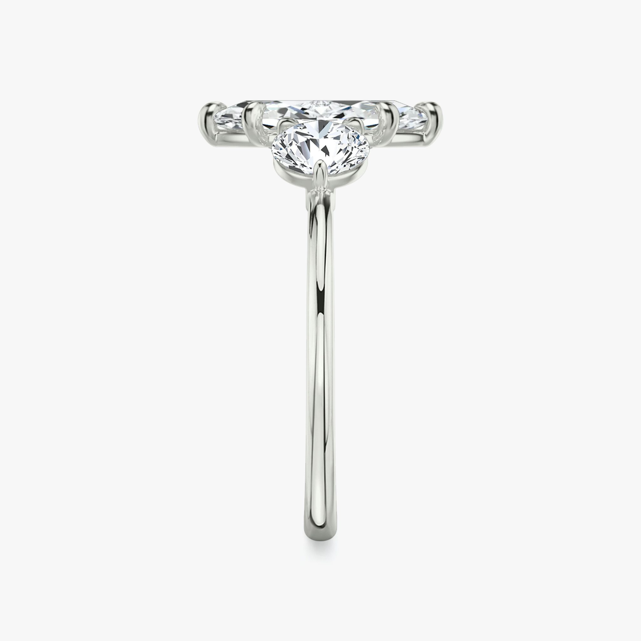 Three Stone | Marquise | Platin | bandAccent: Ohne Pavé-Besatz | sideStoneCarat: 0.50ct | sideStoneShape: Rund | diamondOrientation: vertical | caratWeight: other