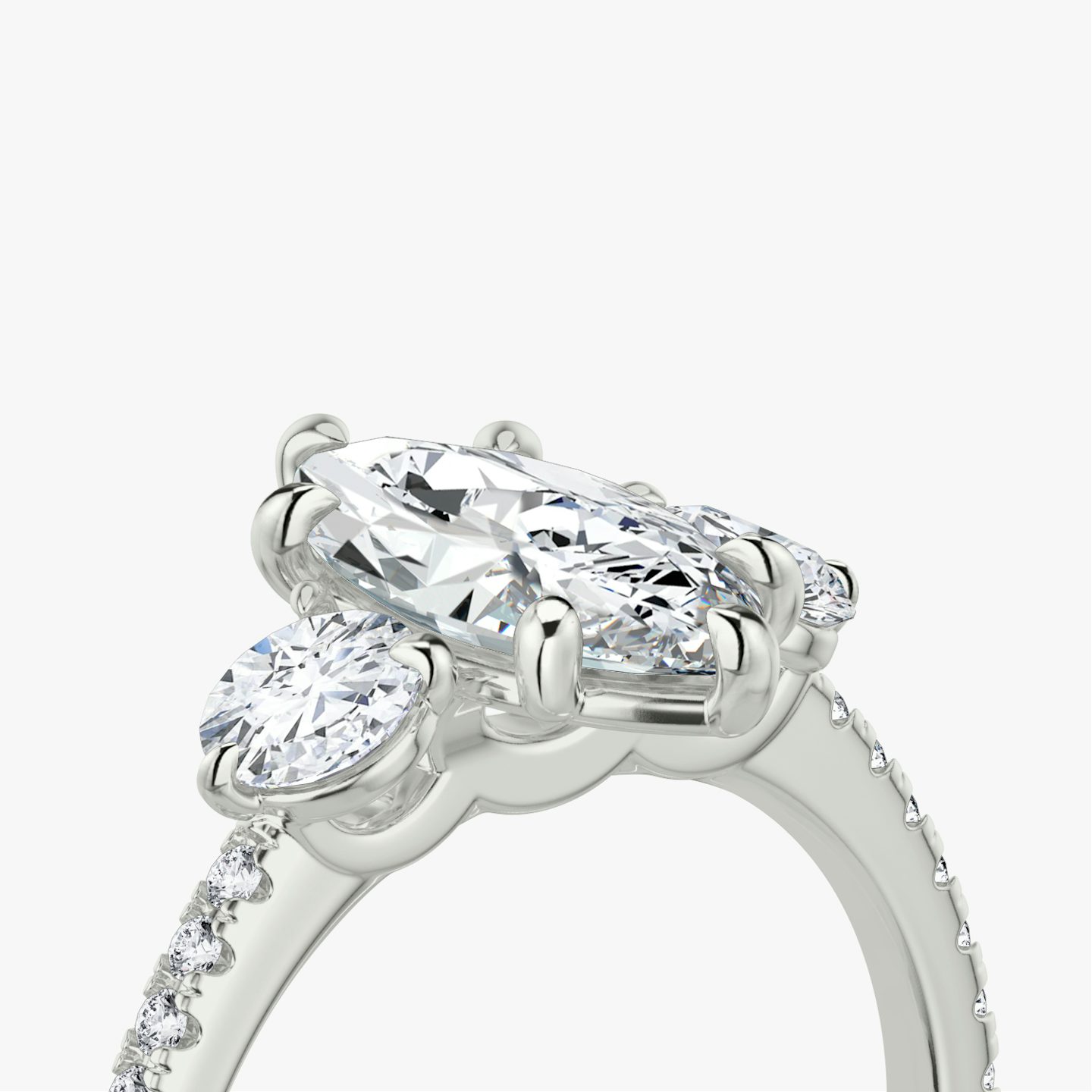 Anillo de compromiso Three Stone | Marquise | Platino | bandAccent: Pavé | sideStoneCarat: 0.25ct | sideStoneShape: Brillante | diamondOrientation: vertical | caratWeight: other