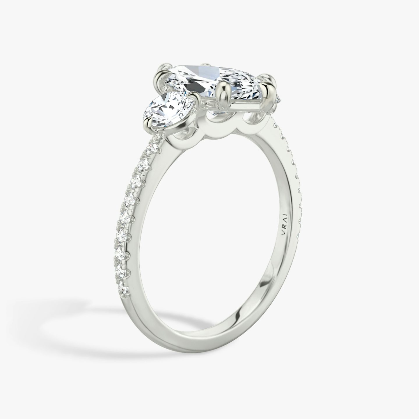 Anillo de compromiso Three Stone | Marquise | Platino | bandAccent: Pavé | sideStoneCarat: 0.25ct | sideStoneShape: Brillante | diamondOrientation: vertical | caratWeight: other