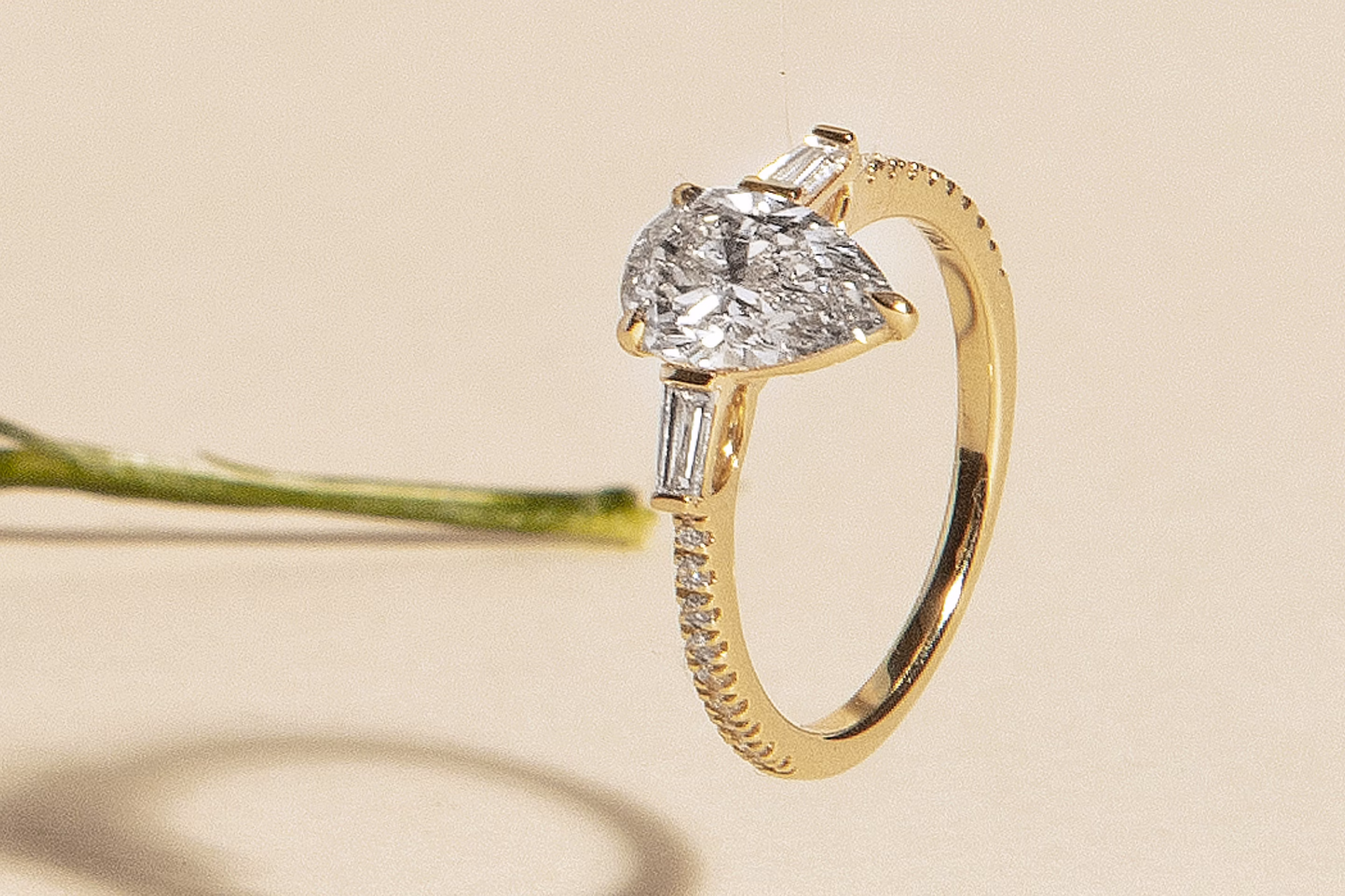 2 Carat Pear Cut Diamond Engagement Rings: A Styling Guide
