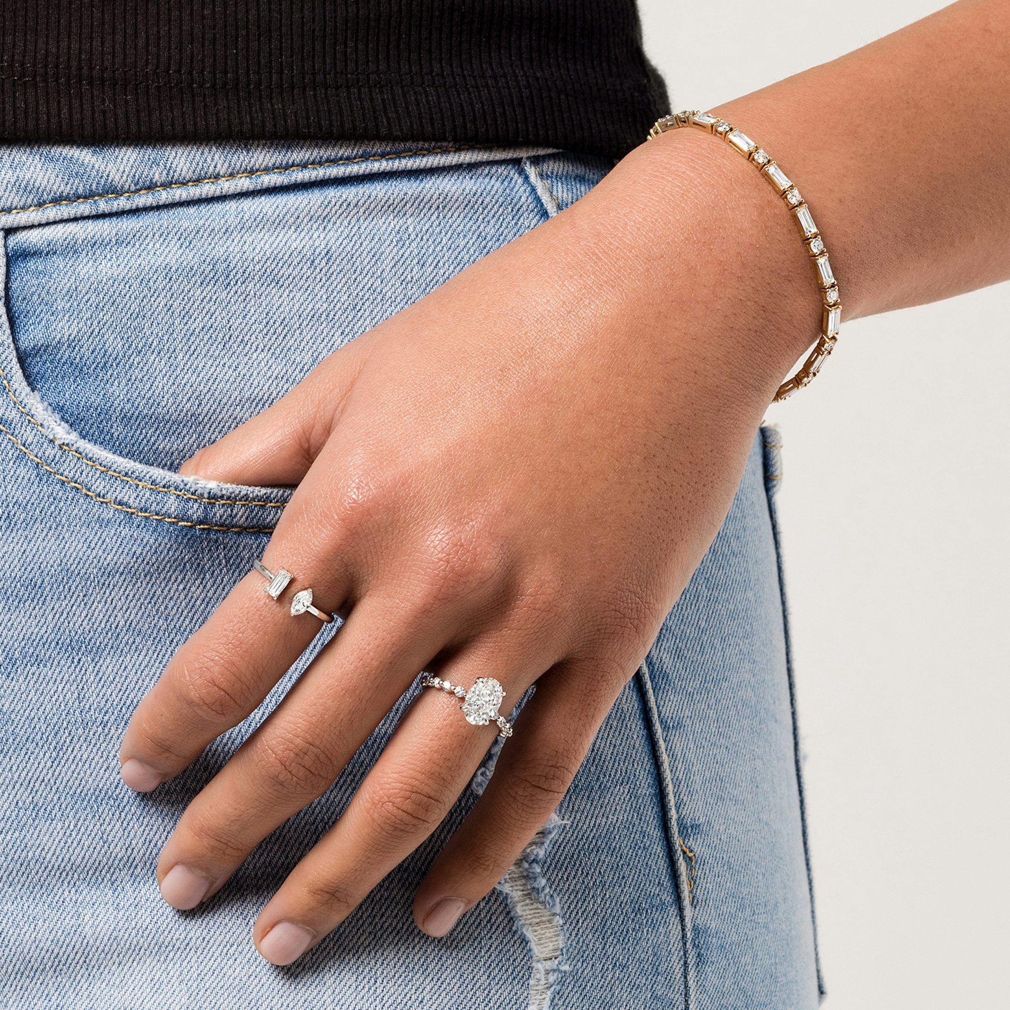 The Single Shared Prong | Oval | 18k | White Gold | bandAccent: Plain | bandStoneStyle: large | diamondOrientation: vertical | caratWeight: other