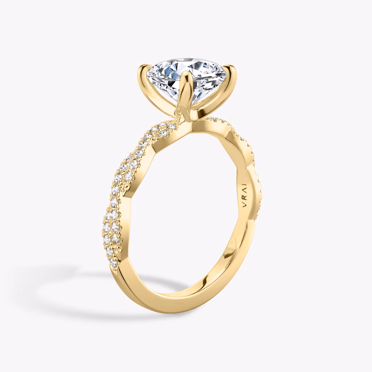 Anillo de compromiso Twisted Classic | Cojín | 18k | Oro amarillo | bandAccent: Double pavé twisted | diamondOrientation: vertical | caratWeight: other
