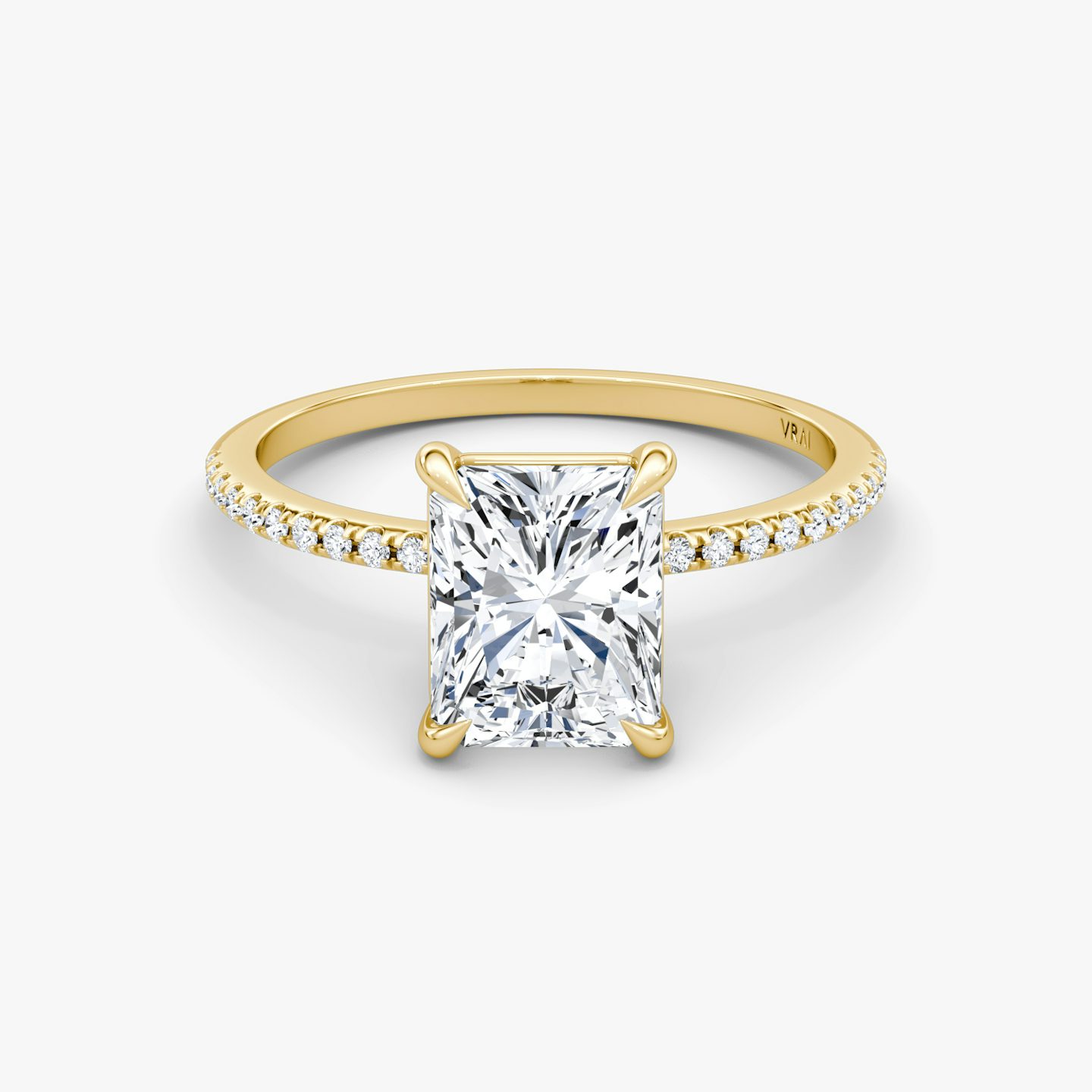 Bague de fiançailles Petite 4-Prong Solitaire | Radiant | 18k | Or jaune | bandAccent: Pavé | diamondOrientation: vertical | caratWeight: other