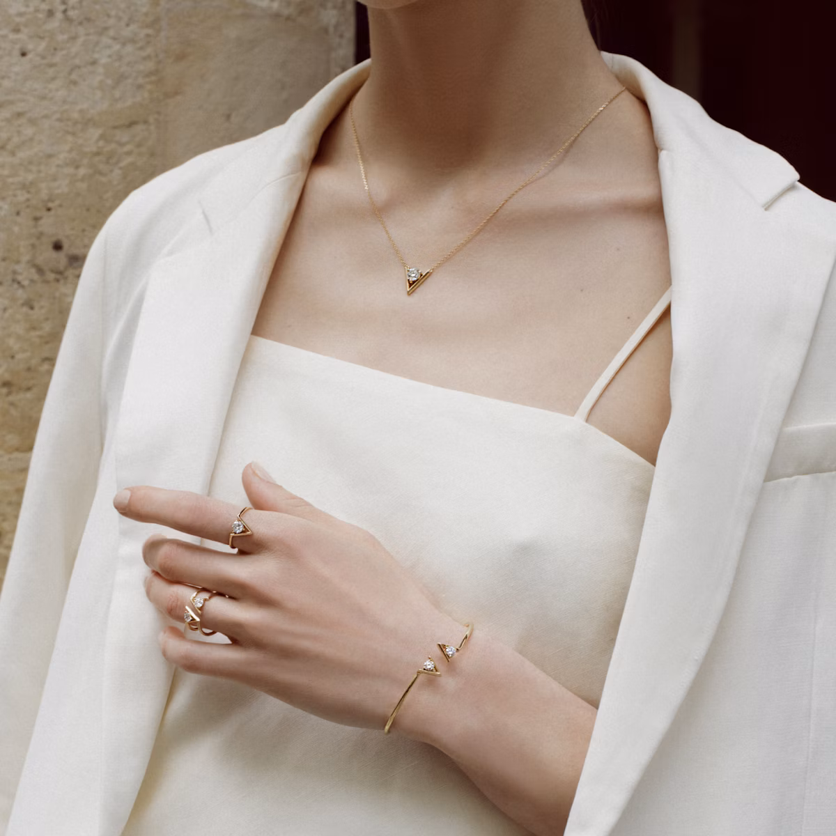 VRAI V Flex Bangle | Round Brilliant | 14k | Yellow Gold | size: Medium