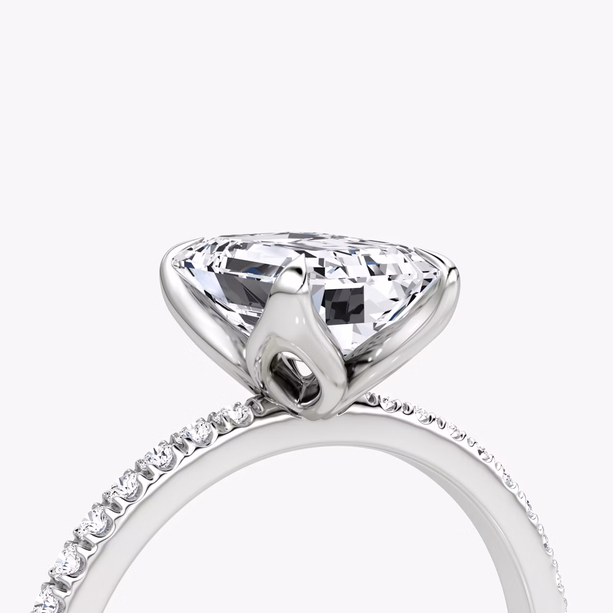 Classic Petal | Emerald | 18k | Weißgold | bandAccent: Mit Pavé-Besatz | diamondOrientation: vertical | caratWeight: other