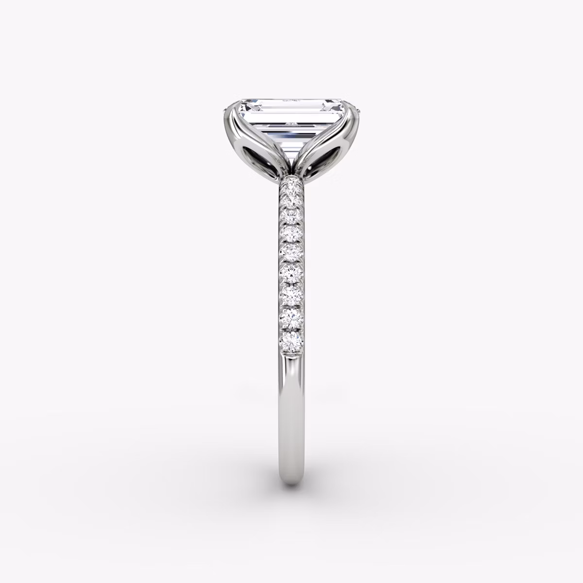 Classic Petal | Emerald | 18k | Weißgold | bandAccent: Mit Pavé-Besatz | diamondOrientation: vertical | caratWeight: other