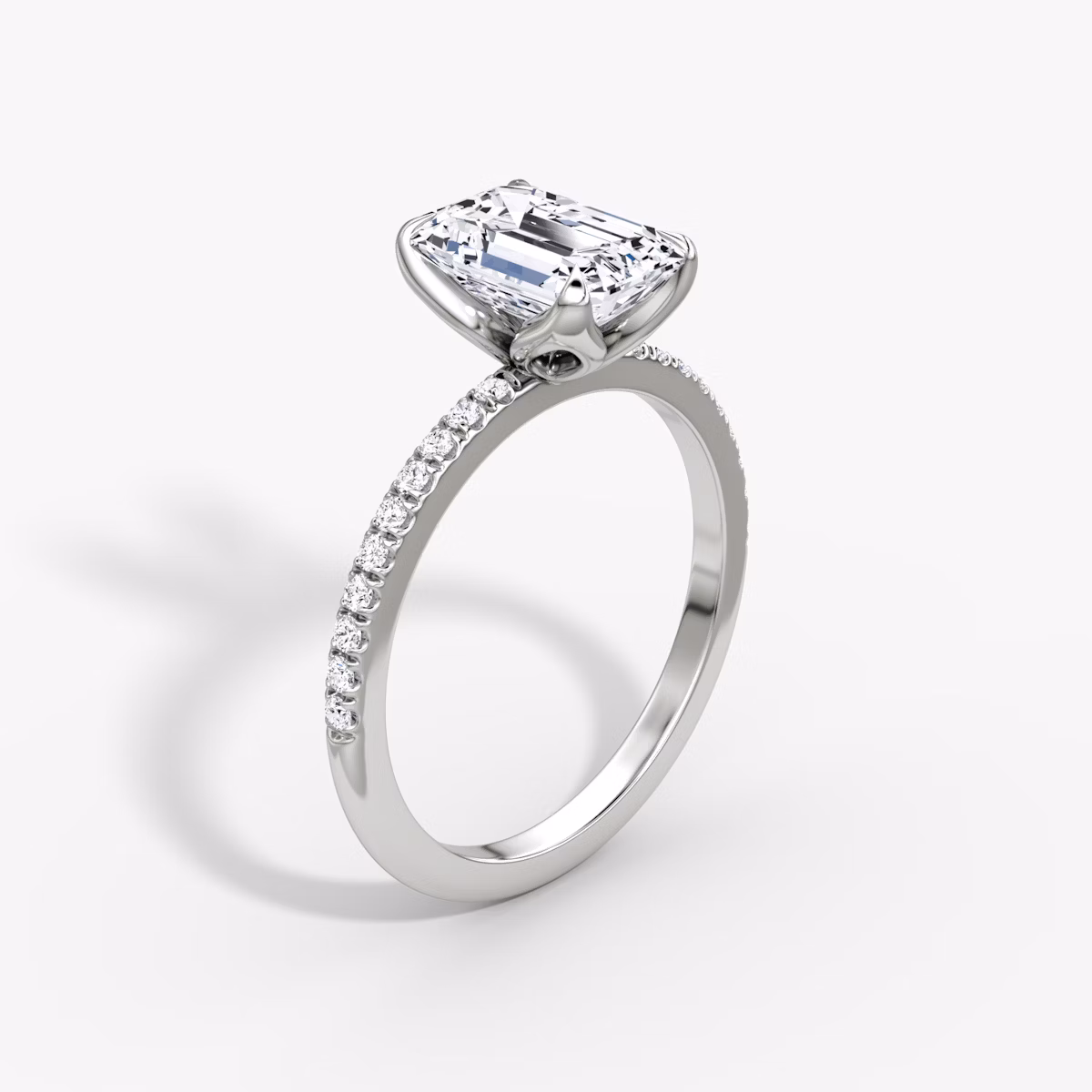 Classic Petal | Emerald | 18k | Weißgold | bandAccent: Mit Pavé-Besatz | diamondOrientation: vertical | caratWeight: other
