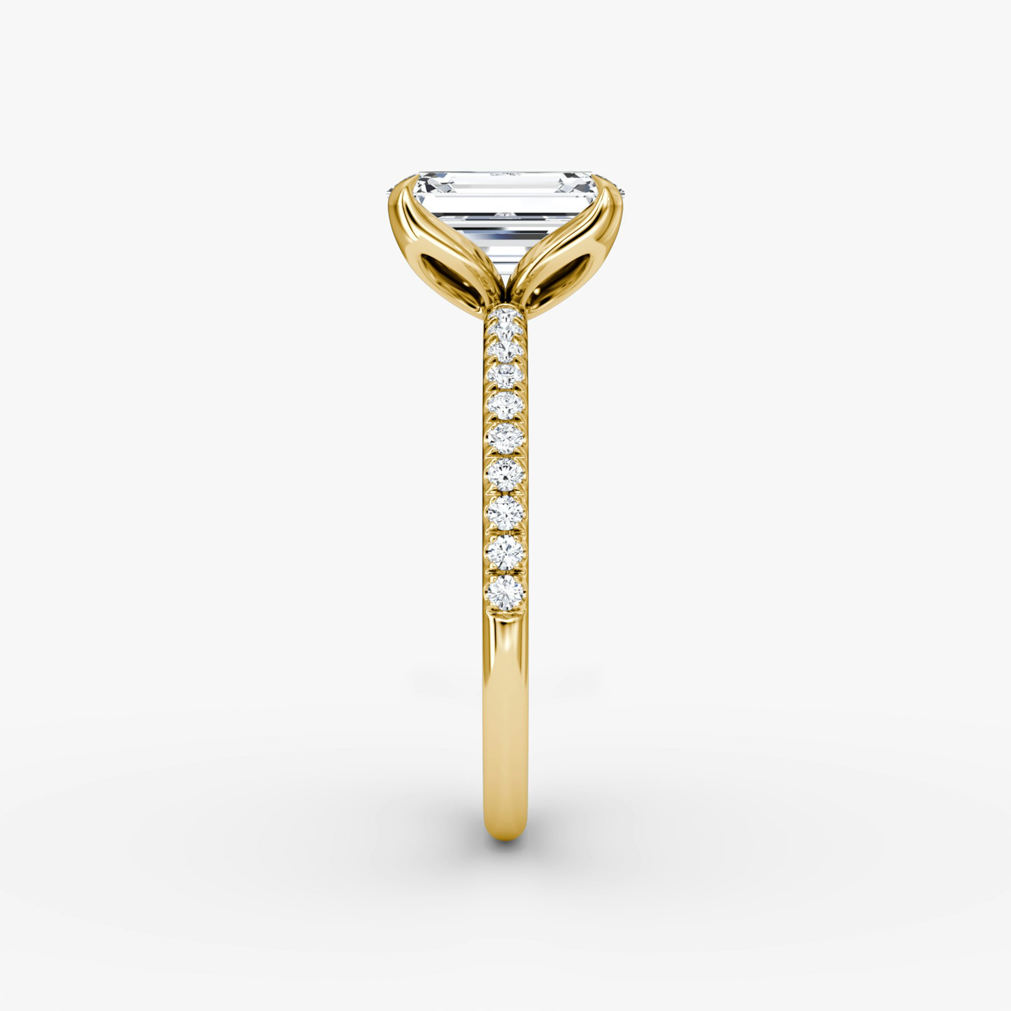 The Classic Petal | Emerald | 18k | Yellow Gold | bandAccent: Pavé | diamondOrientation: vertical | caratWeight: other