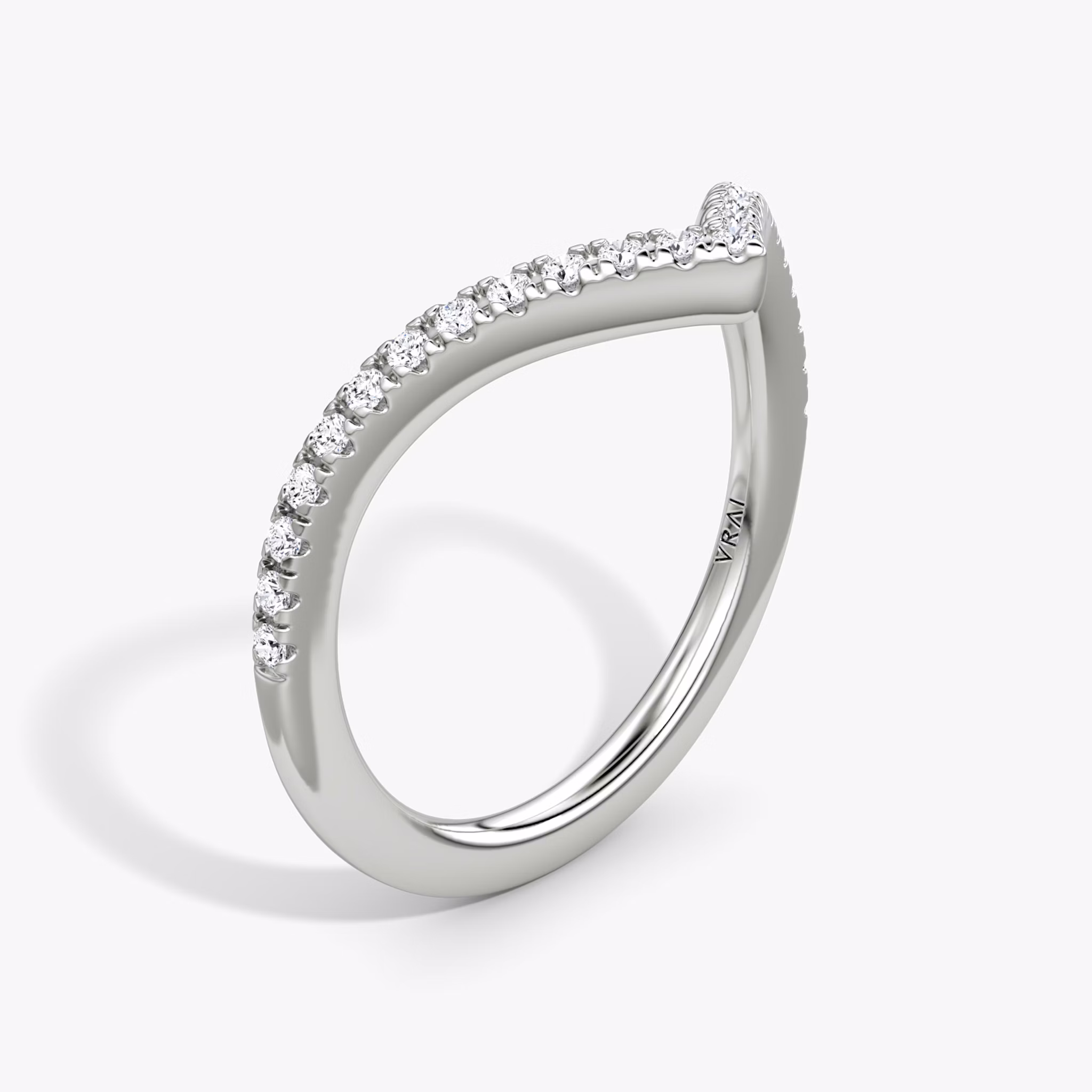 The Signature V Band | 18k | White Gold | bandAccent: Pavé | bandVersion: petite
