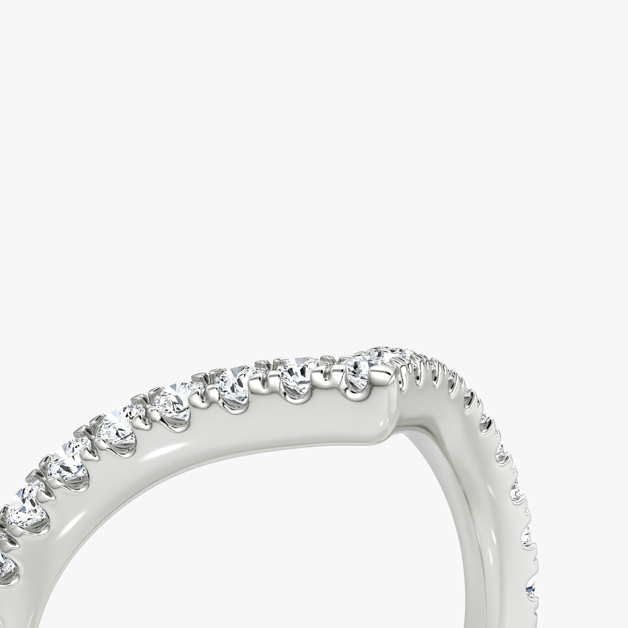 The Signature V Band | Round Brilliant | 18k | White Gold | bandAccent: Pavé | bandVersion: original