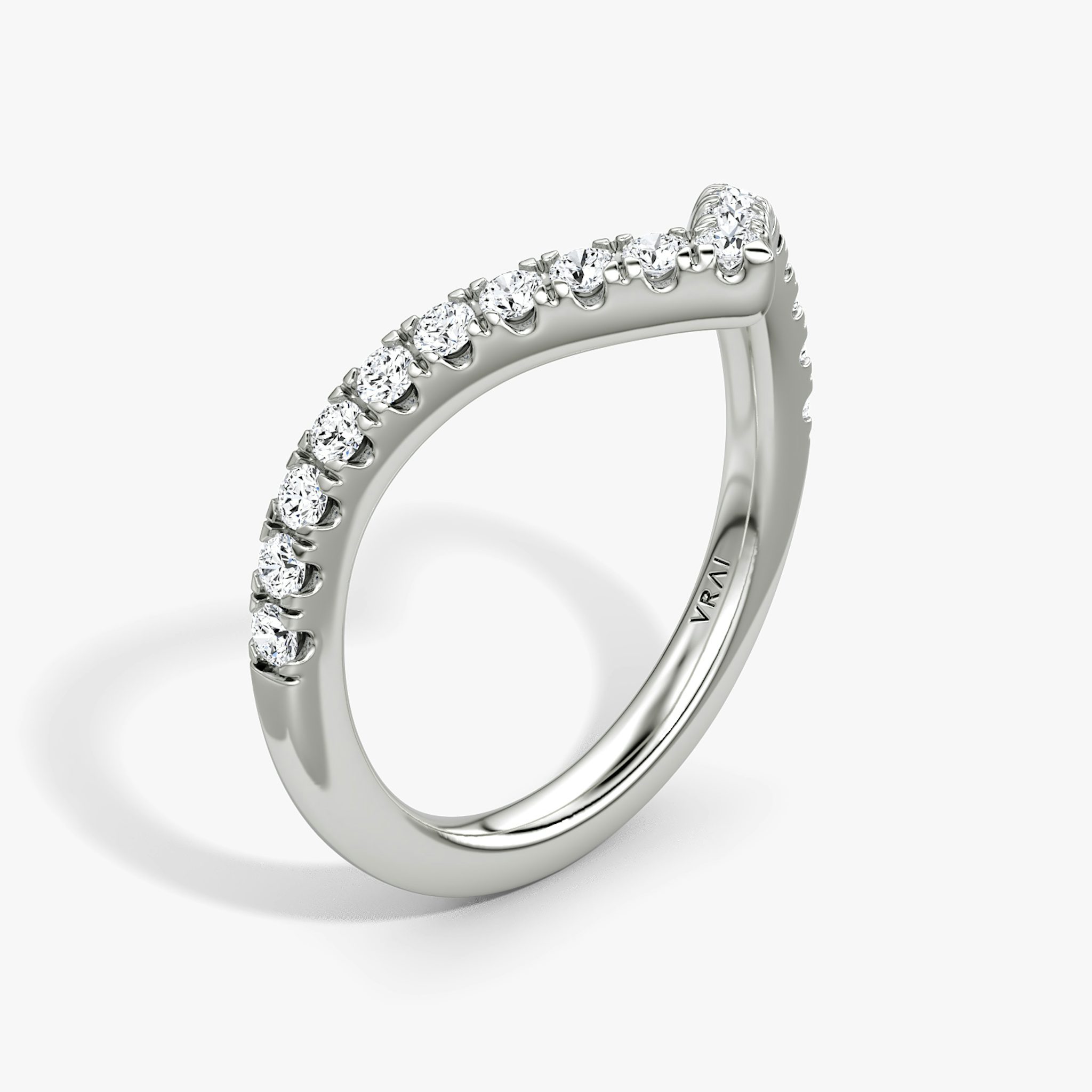 The Signature V Band | Round Brilliant | 18k | White Gold | bandAccent: Pavé | bandVersion: original