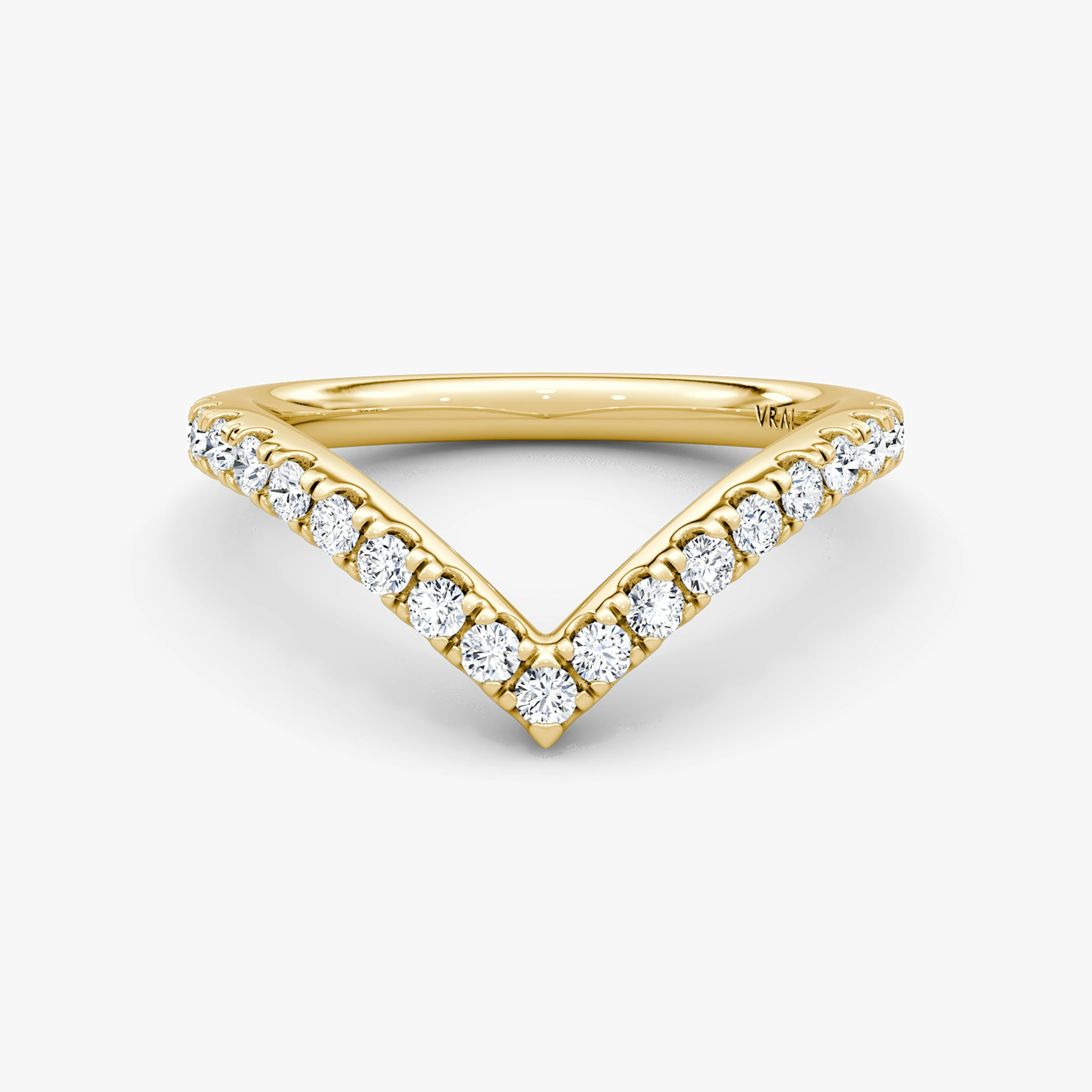 The Signature V Band | Round Brilliant | 18k | Yellow Gold | bandAccent: Pavé | bandVersion: original